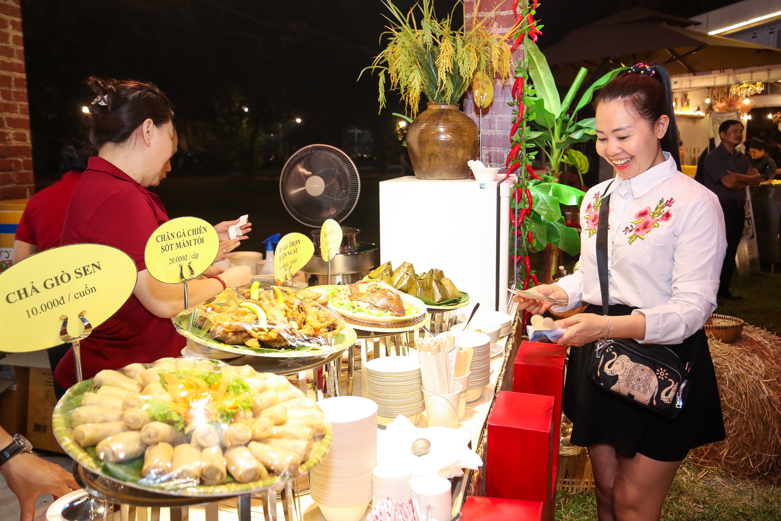Cận cảnh món ngon vùng miền: thực khách ‘quên lối về’ ở lễ hội ẩm thực Việt- Ảnh 9.