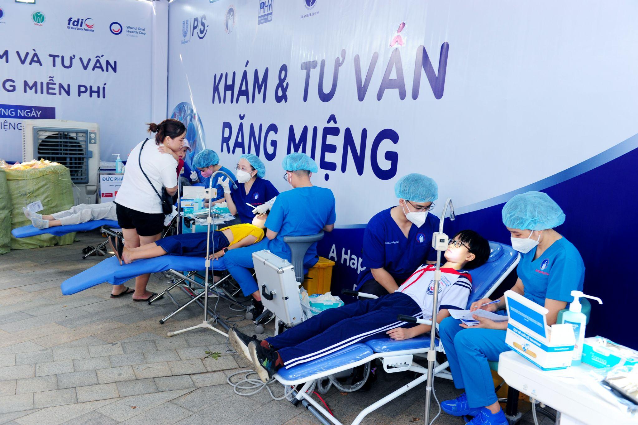 Поштові товари «Захисник посмішки» з’явилися у 35 супермаркетах Co.opmart по всій країні – Фото 1. 'Siêu nhân bảo vệ nụ cười' P/S xuất hiện tại 35 Siêu thị Co.opmart trên cả nước- Ảnh 1.