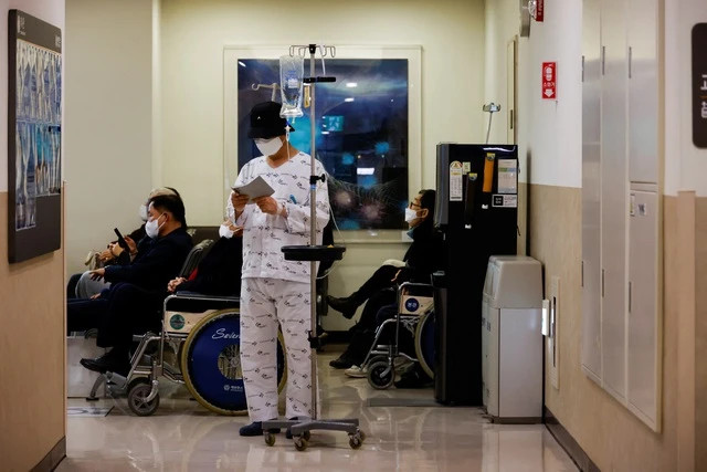 Bệnh viện quá tải do bác sĩ đình công, người Việt ở Hàn Quốc chọn trở về điều trị- Ảnh 1.