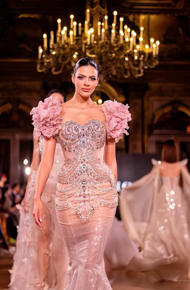 Bộ sưu tập áo cưới và đầm dạ hội Việt mang tên 'Hòn ngọc Viễn Đông' trình diễn tại Paris- Ảnh 2.