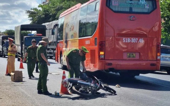 TP.Buôn Ma Thuột: Xe khách va chạm xe máy, 2 học sinh tử vong- Ảnh 1.