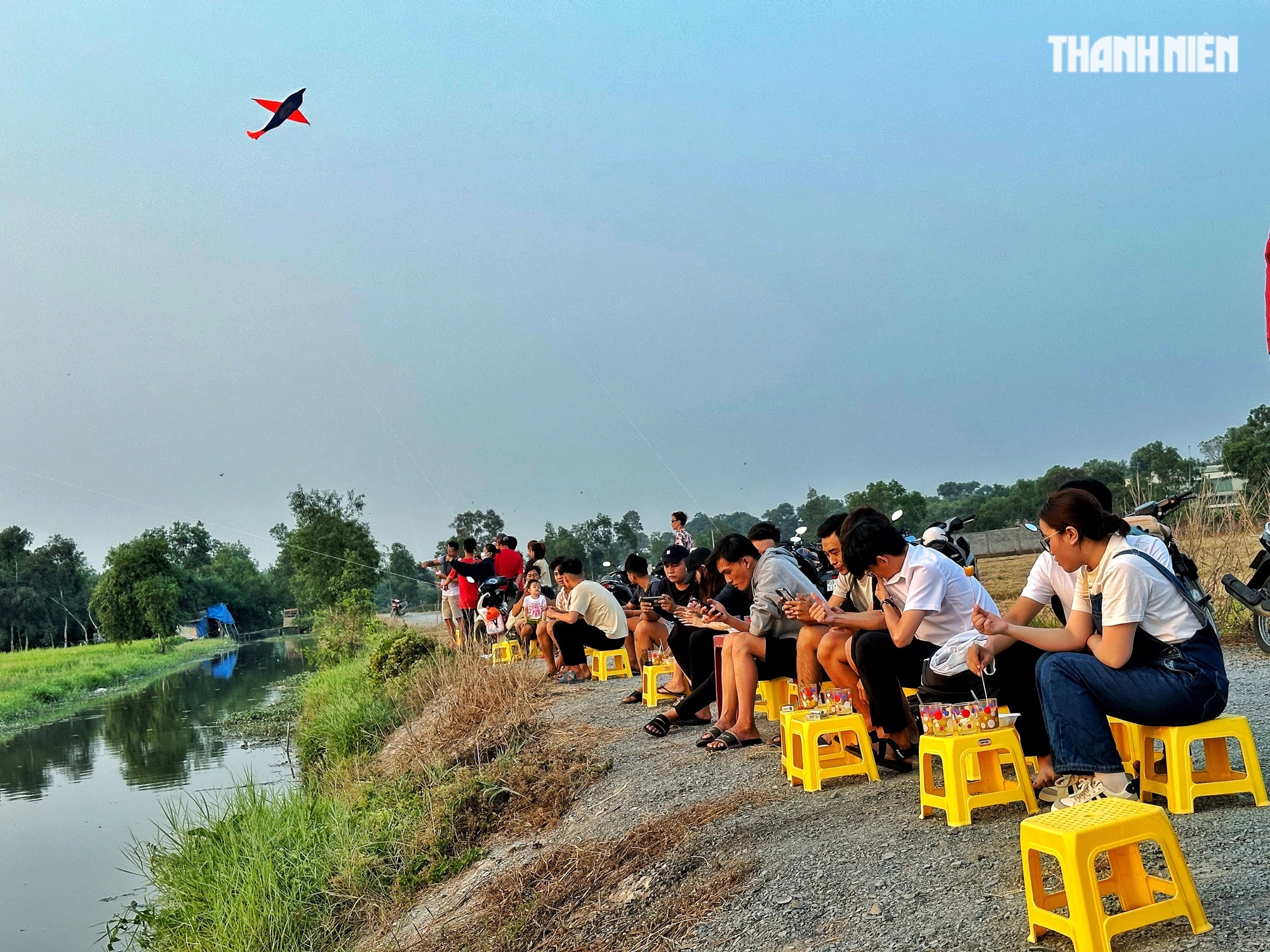 Cà phê ở TP.HCM ngắm hoàng hôn giữa đồng lúa 'bên xanh mướt, bên chín vàng'- Ảnh 8.