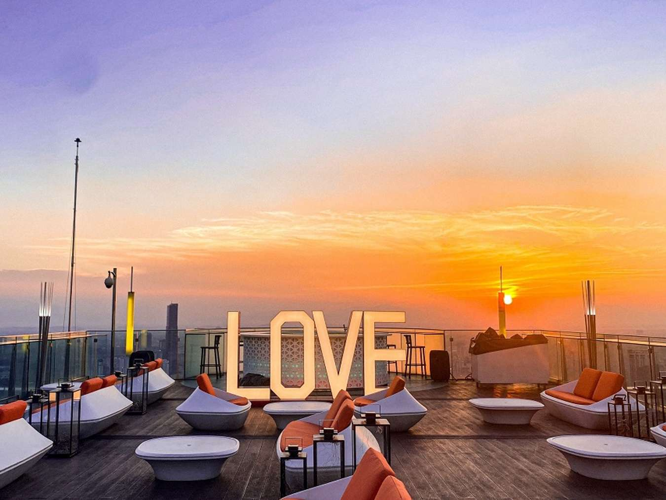 So Sánh Orifi Rooftop Với Các Quán Rooftop Hot Khác Ở Hà Nội: Đâu Là Lựa Chọn Tối Ưu?