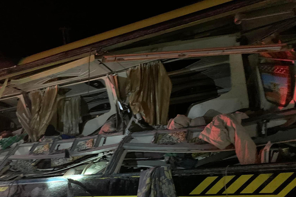 Xe khách bị xé toạc sau va chạm với container, 5 người chết, 5 người bị thương- Ảnh 5.