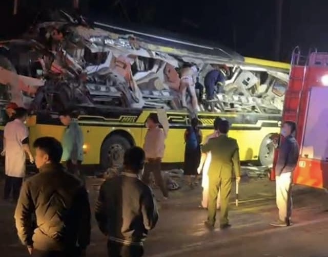 Xe khách bị xé toạc sau va chạm với container, 5 người chết, 5 người bị thương- Ảnh 1.