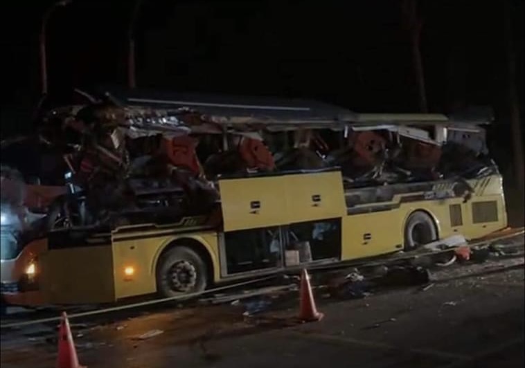 Xe khách bị xé toạc sau va chạm với container, 5 người chết, 5 người bị thương- Ảnh 3.
