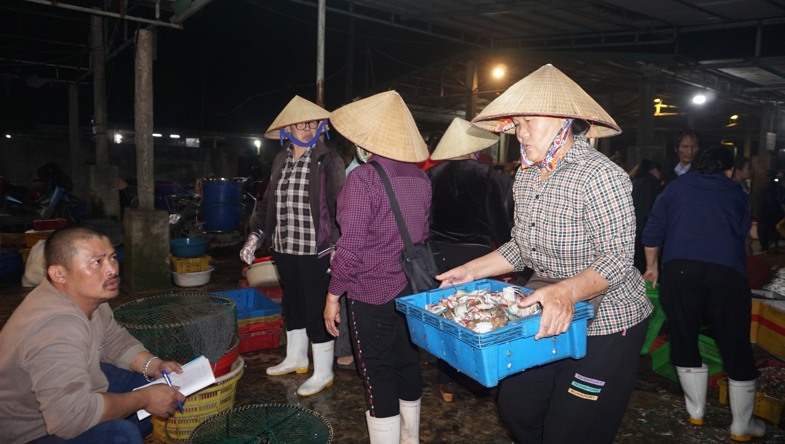 Chợ cá Hải Bình tấp nập trong đêm- Ảnh 8.