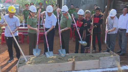 Bộ Công an hỗ trợ xây dựng 1.200 căn nhà tại Đắk Lắk- Ảnh 1.