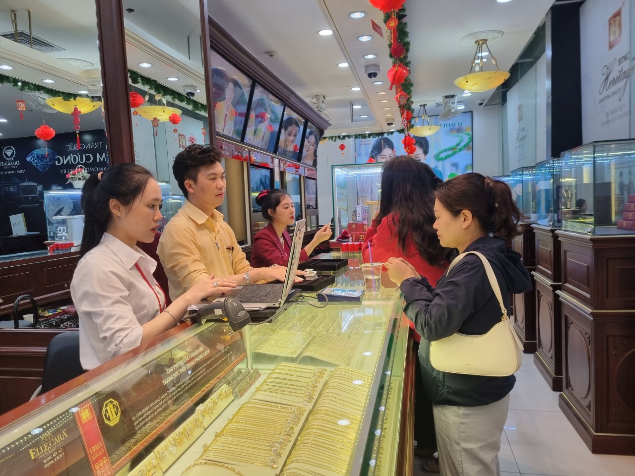 Vàng nhẫn có thể lên 74 triệu đồng/lượng, cẩn trọng đầu tư lướt sóng- Ảnh 1. Vàng nhẫn có thể lên 74 triệu đồng/lượng, cẩn trọng đầu tư lướt sóng- Ảnh 1.