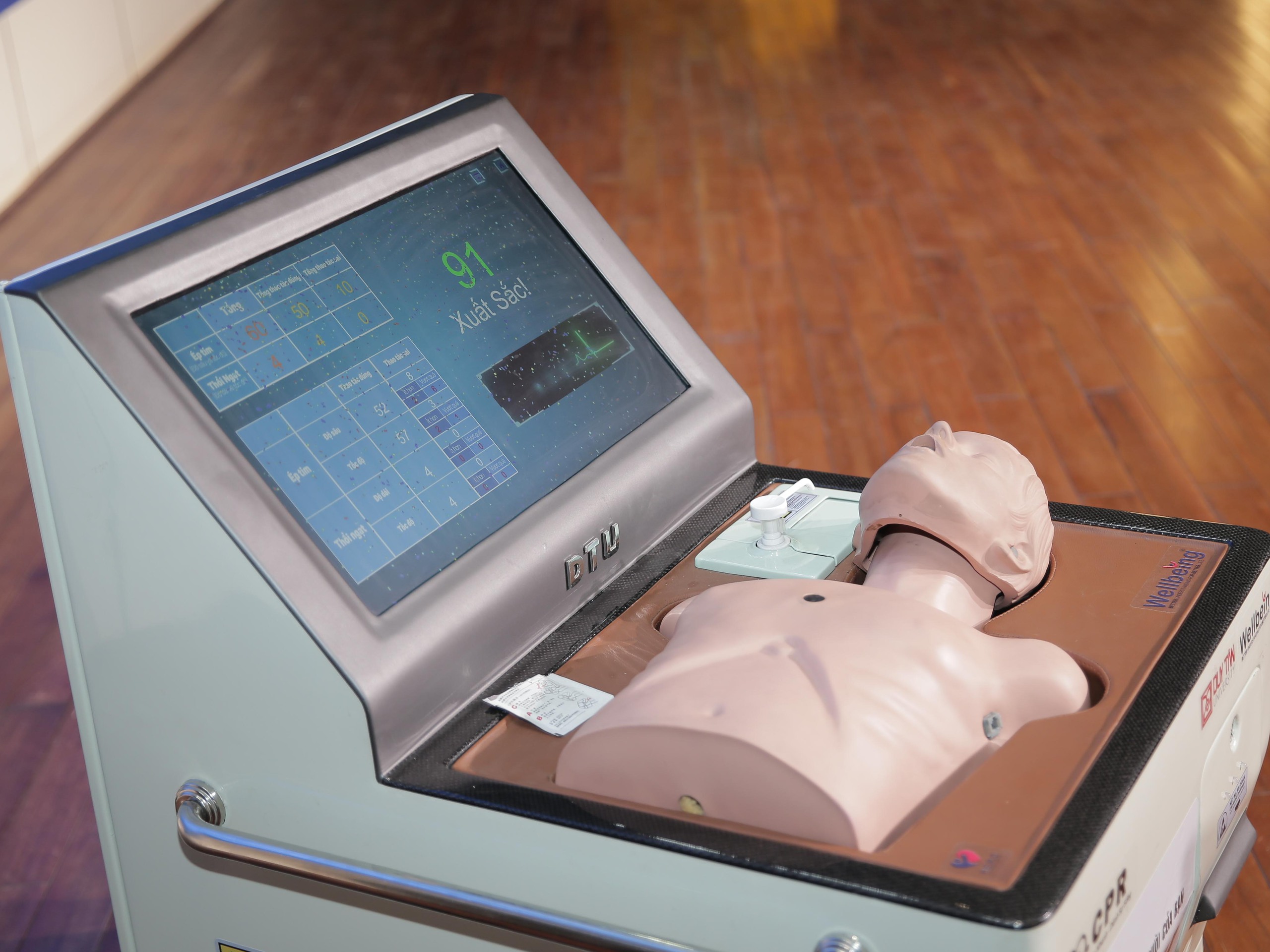 Đà Nẵng: Tặng máy hỗ trợ kỹ năng hồi sinh tim phổi cho học sinh THPT- Ảnh 4.