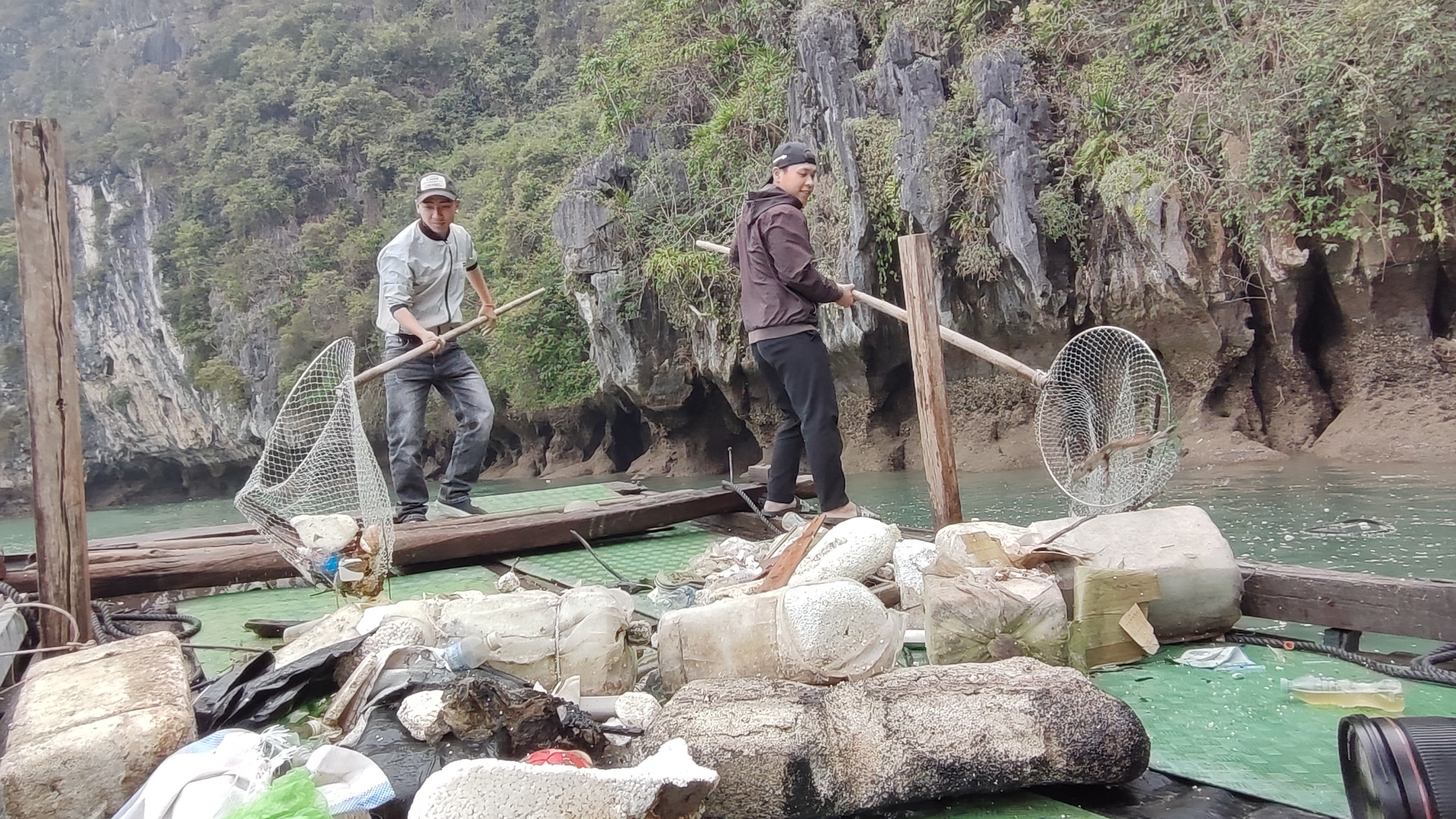 Dọn hàng trăm tấn rác thải nhựa trôi vào vịnh Hạ Long- Ảnh 2.