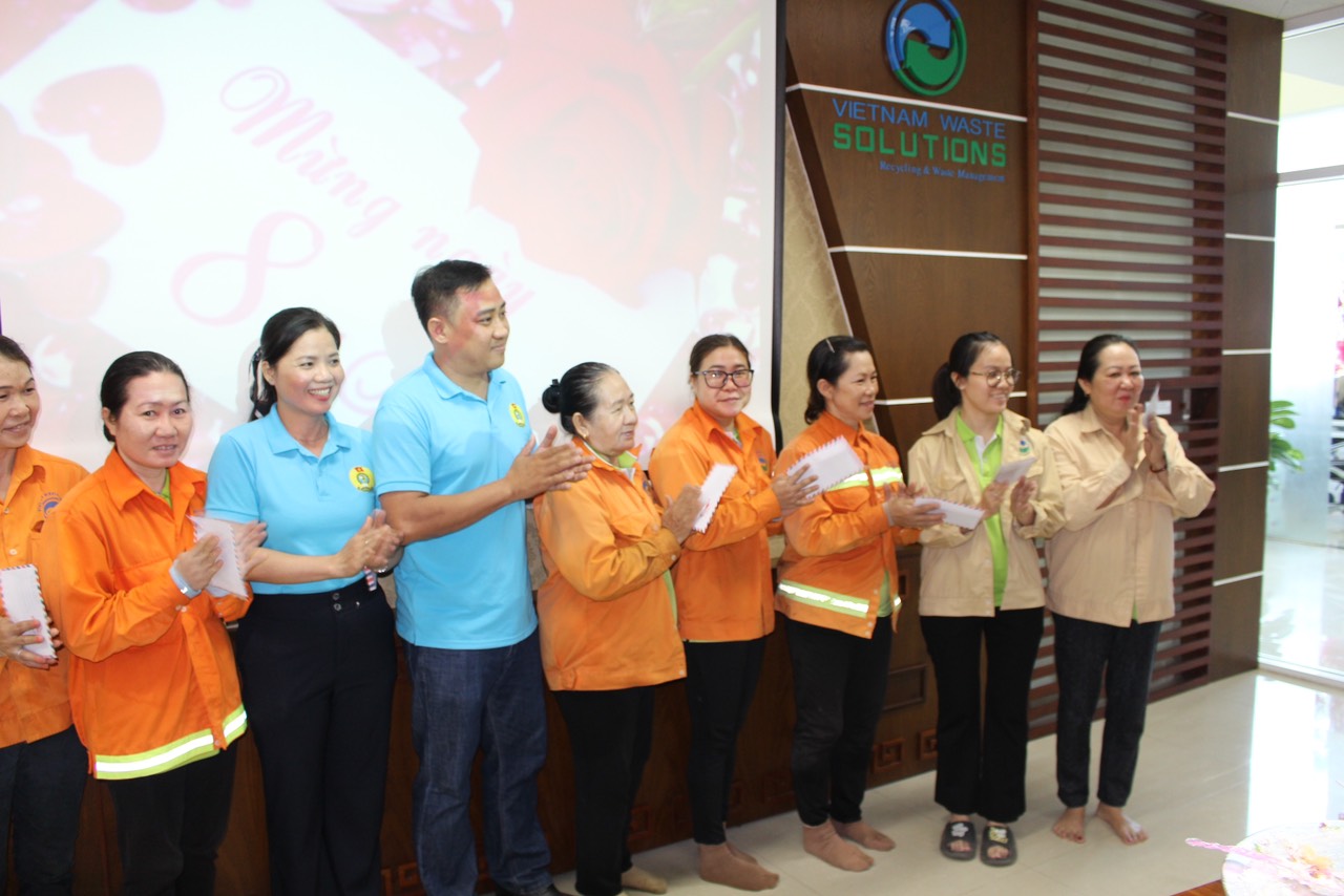 Felicidade inesperada de trabalhadoras ambientais em 8 de março - Foto 2. Hạnh phúc bất ngờ của nữ công nhân môi trường dịp 8.3- Ảnh 2.
