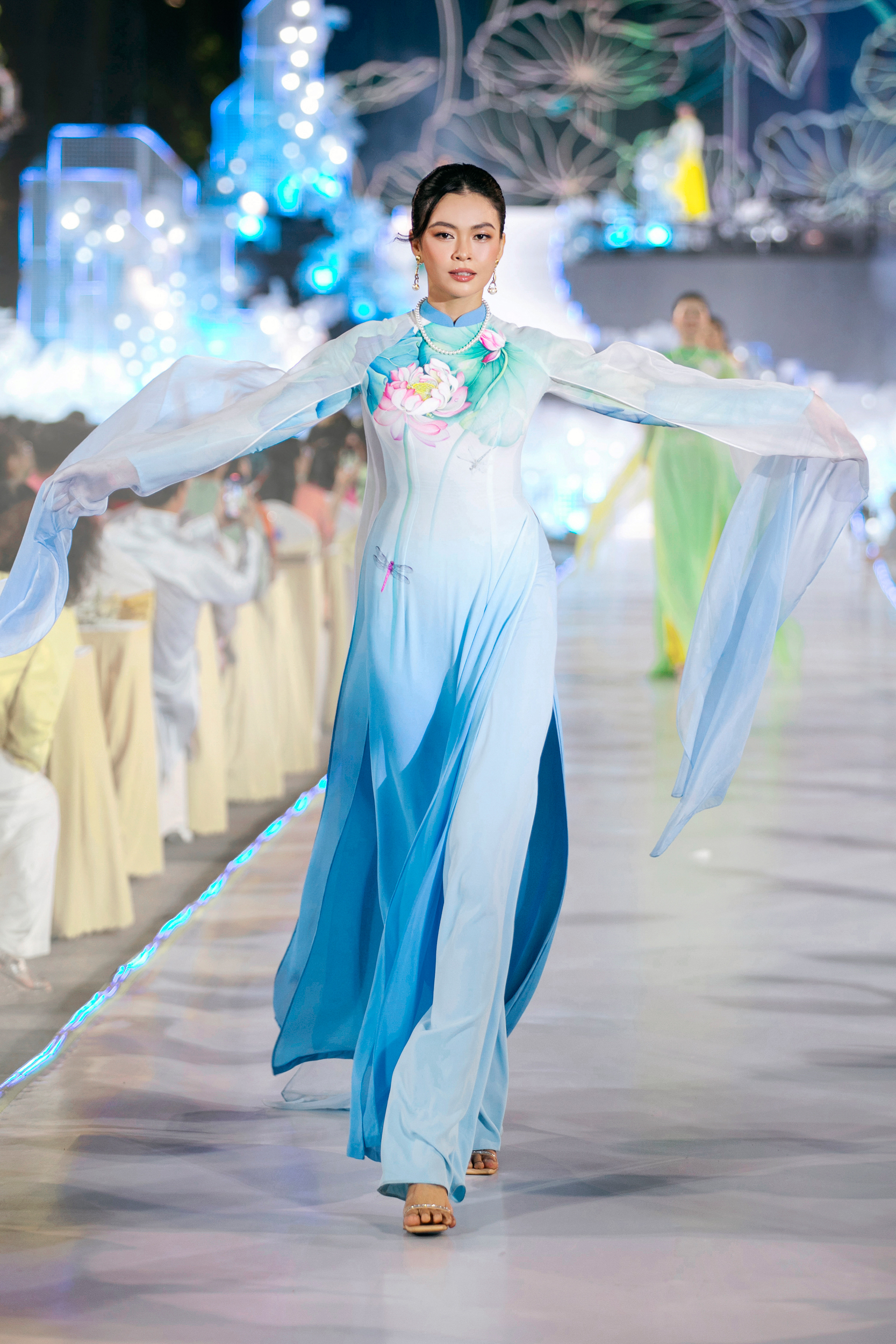 Hơn 10 hoa hậu, á hậu trình diễn bộ sưu tập áo dài mới của Trung Đinh- Ảnh 9.