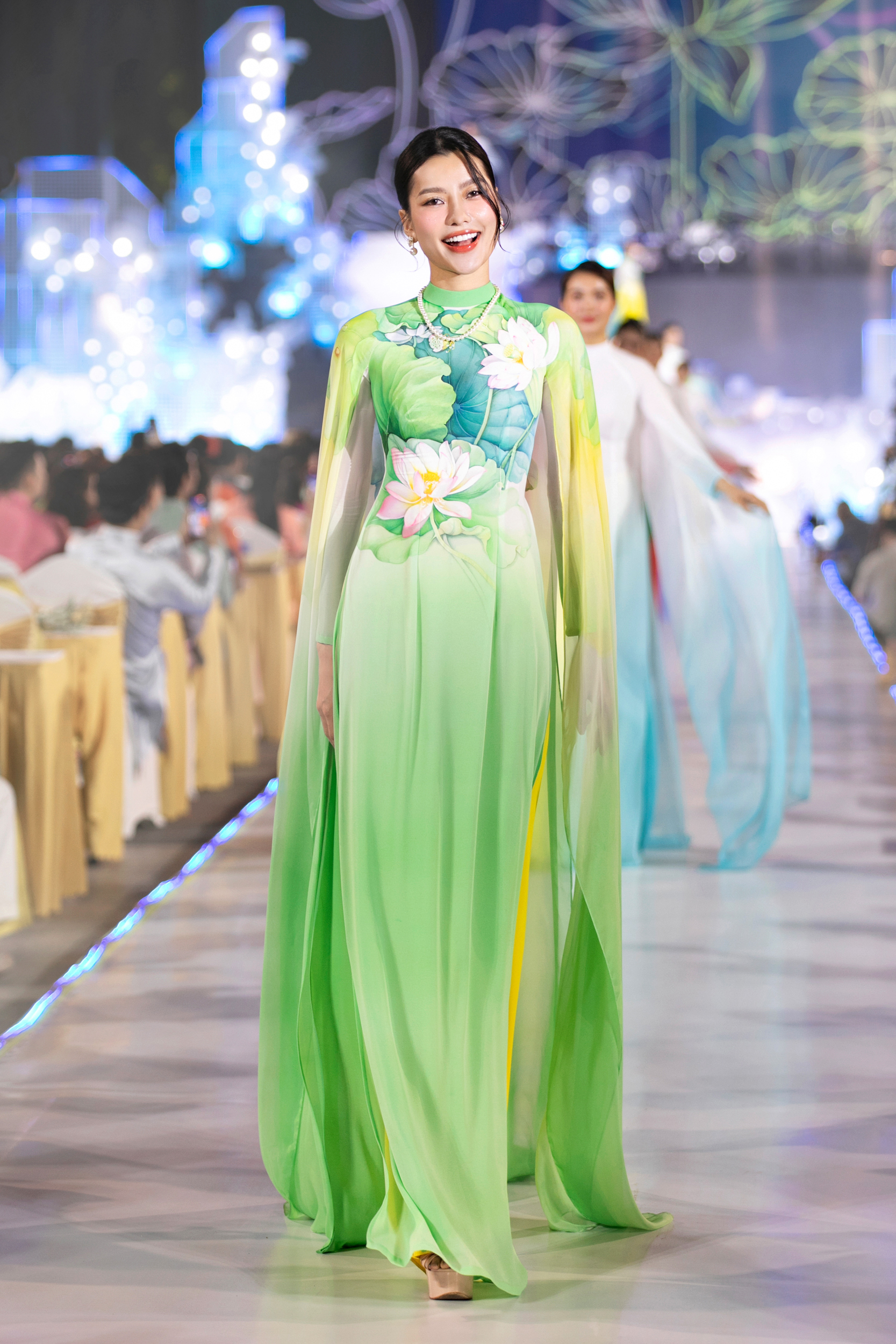 Hơn 10 hoa hậu, á hậu trình diễn bộ sưu tập áo dài mới của Trung Đinh- Ảnh 4.