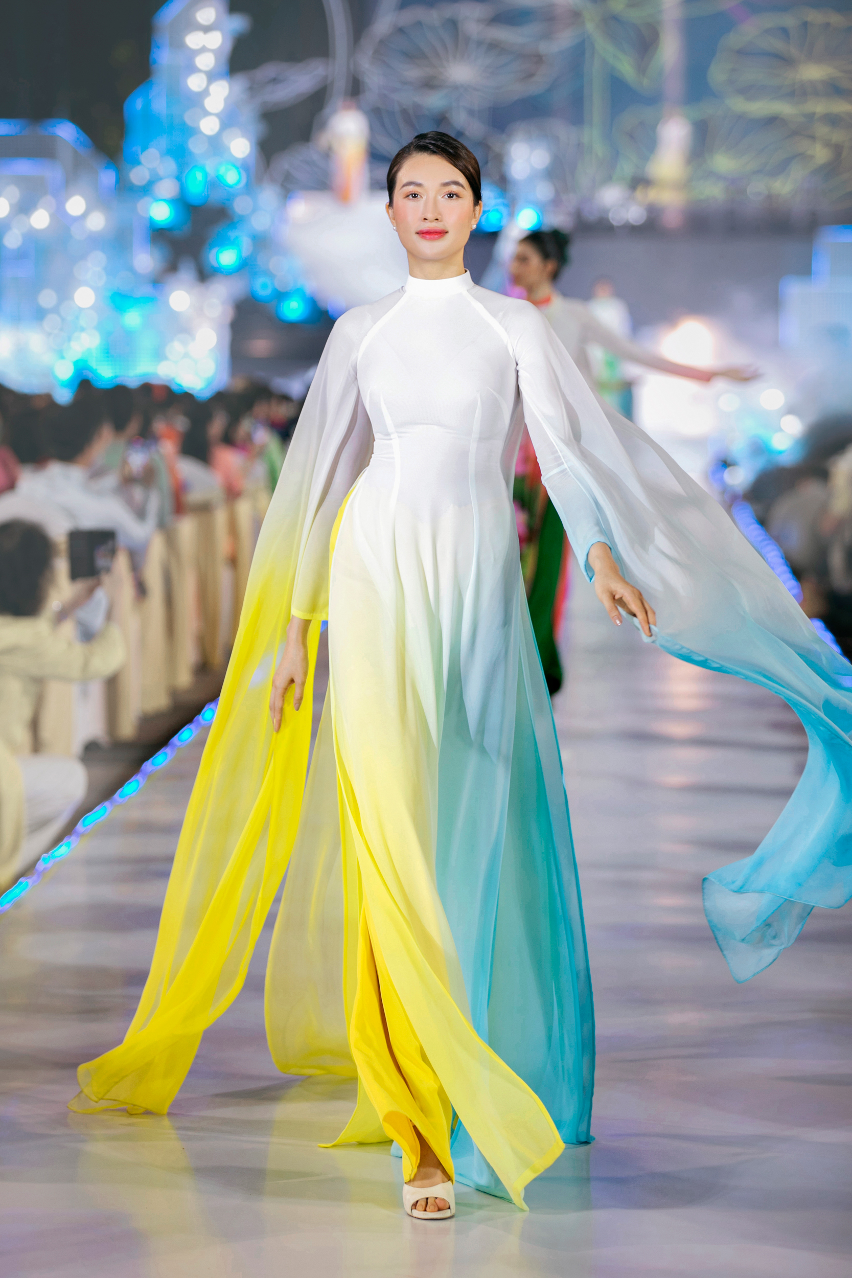 Hơn 10 hoa hậu, á hậu trình diễn bộ sưu tập áo dài mới của Trung Đinh- Ảnh 3.