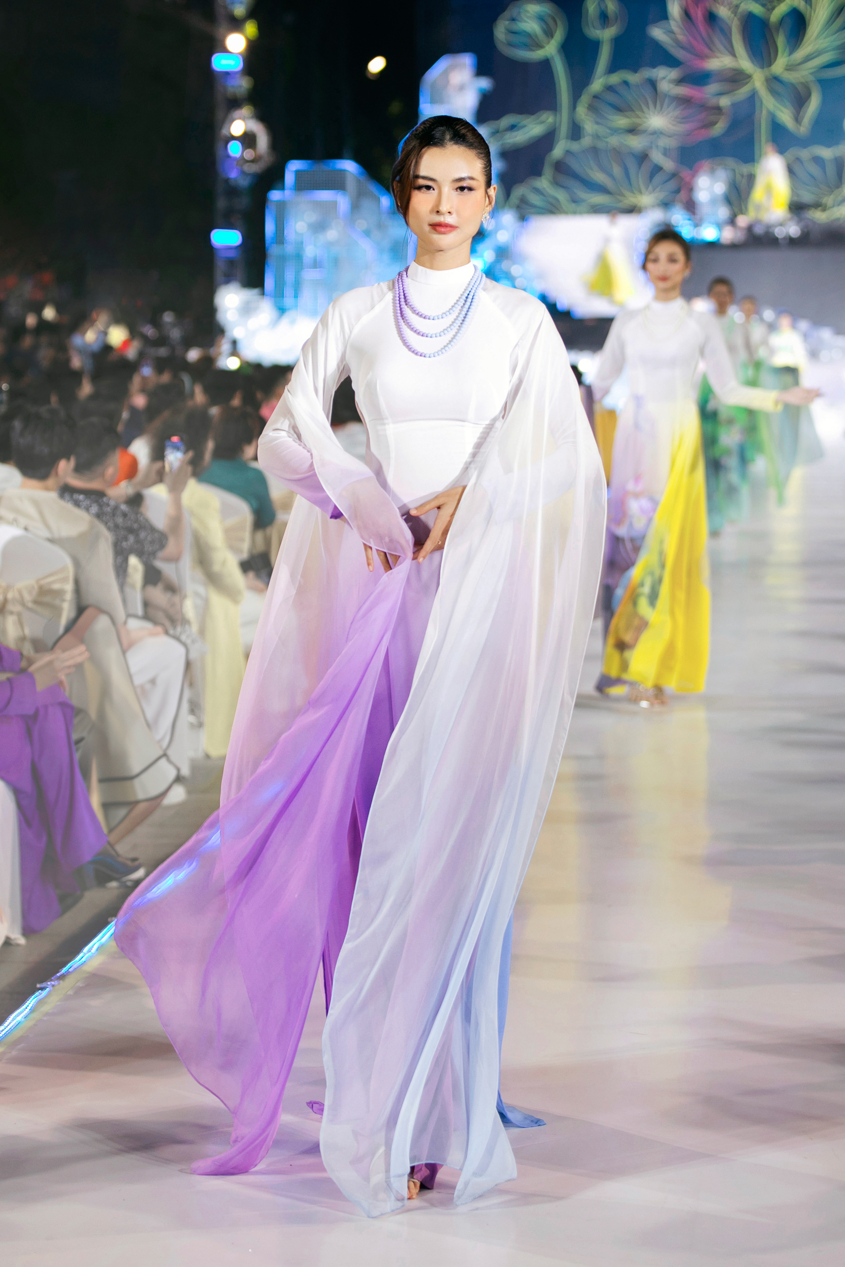 Hơn 10 hoa hậu, á hậu trình diễn bộ sưu tập áo dài mới của Trung Đinh- Ảnh 5.