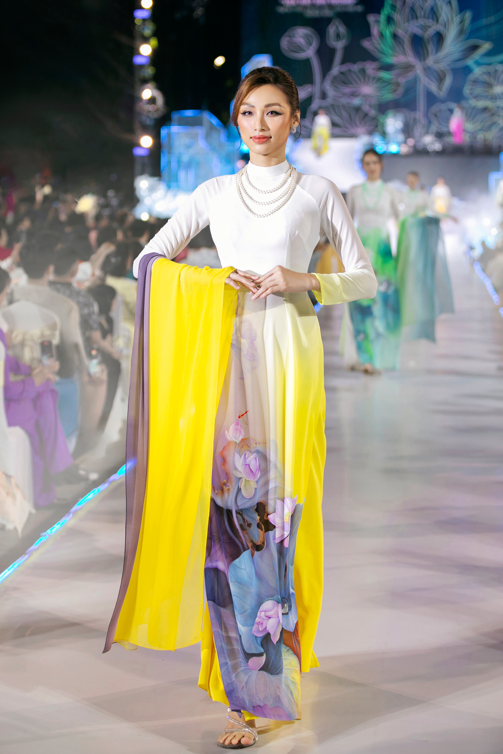 Hơn 10 hoa hậu, á hậu trình diễn bộ sưu tập áo dài mới của Trung Đinh- Ảnh 7.