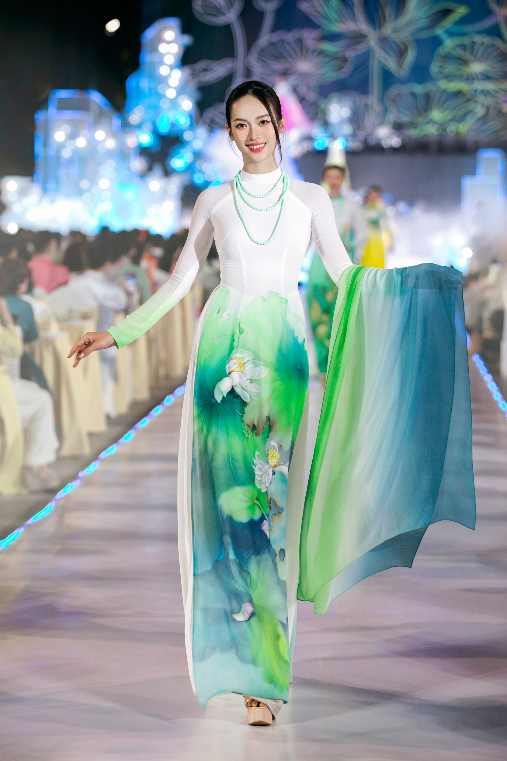 Hơn 10 hoa hậu, á hậu trình diễn bộ sưu tập áo dài mới của Trung Đinh- Ảnh 14.