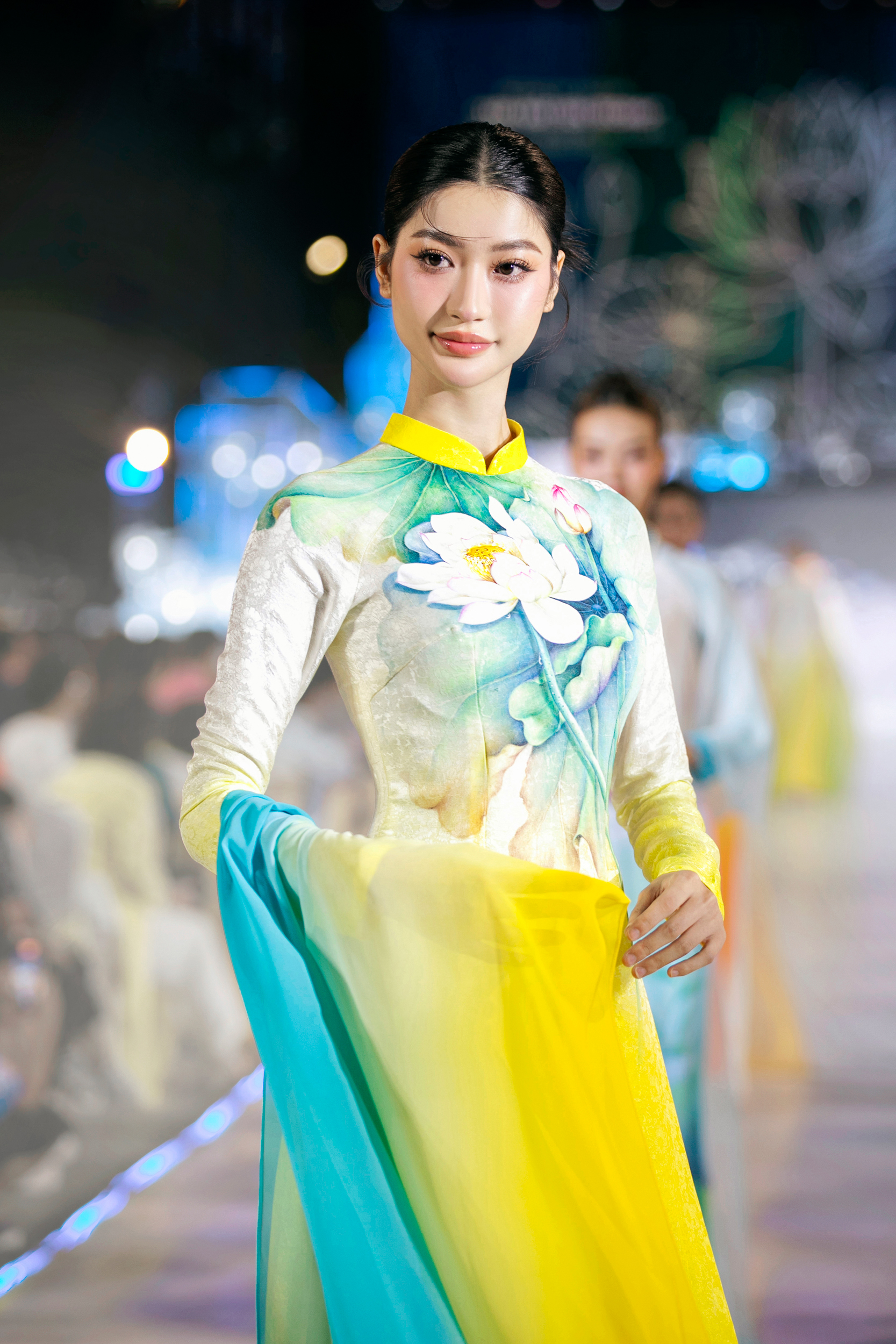 Hơn 10 hoa hậu, á hậu trình diễn bộ sưu tập áo dài mới của Trung Đinh- Ảnh 6.