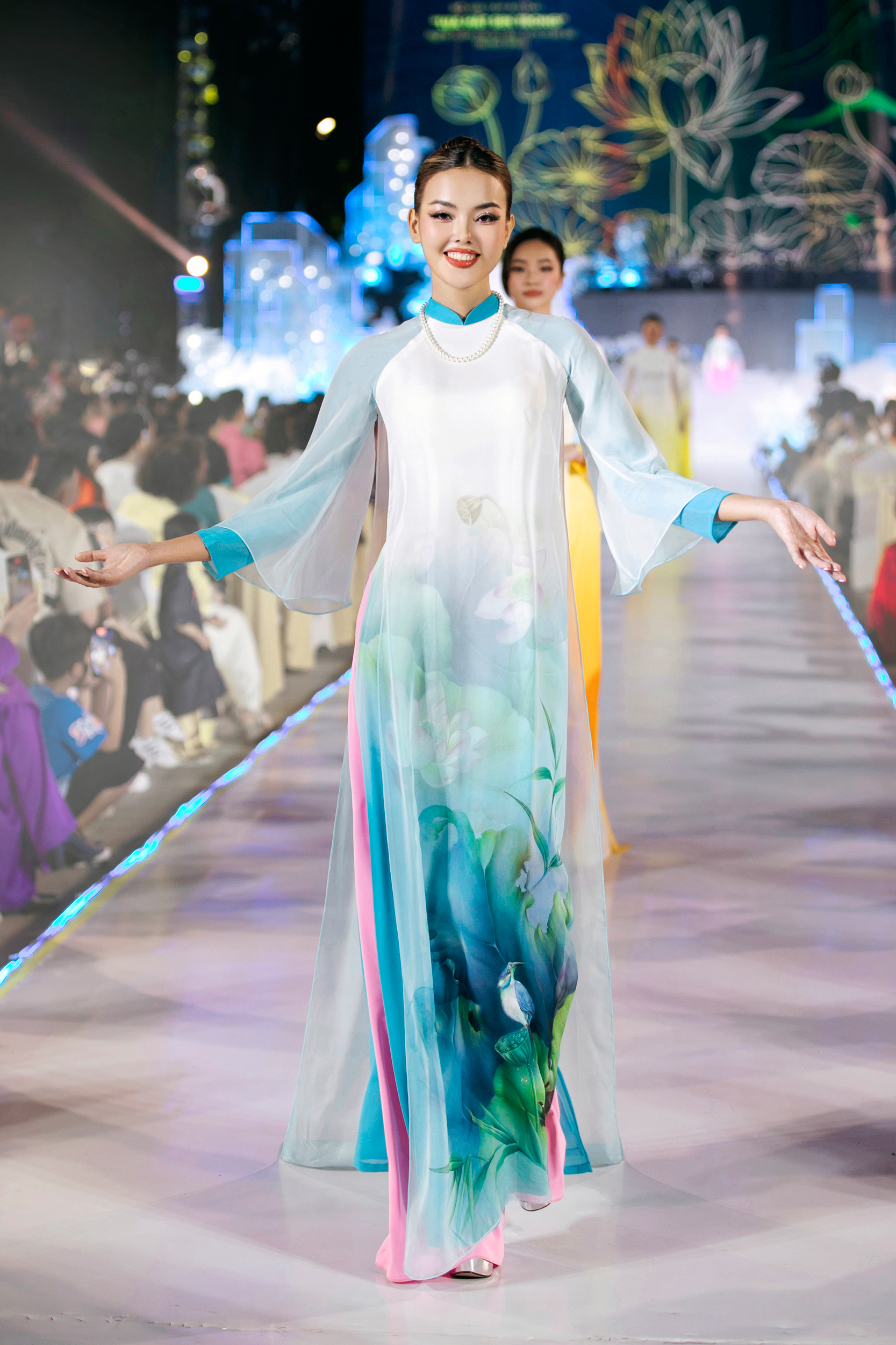 Hơn 10 hoa hậu, á hậu trình diễn bộ sưu tập áo dài mới của Trung Đinh- Ảnh 11.