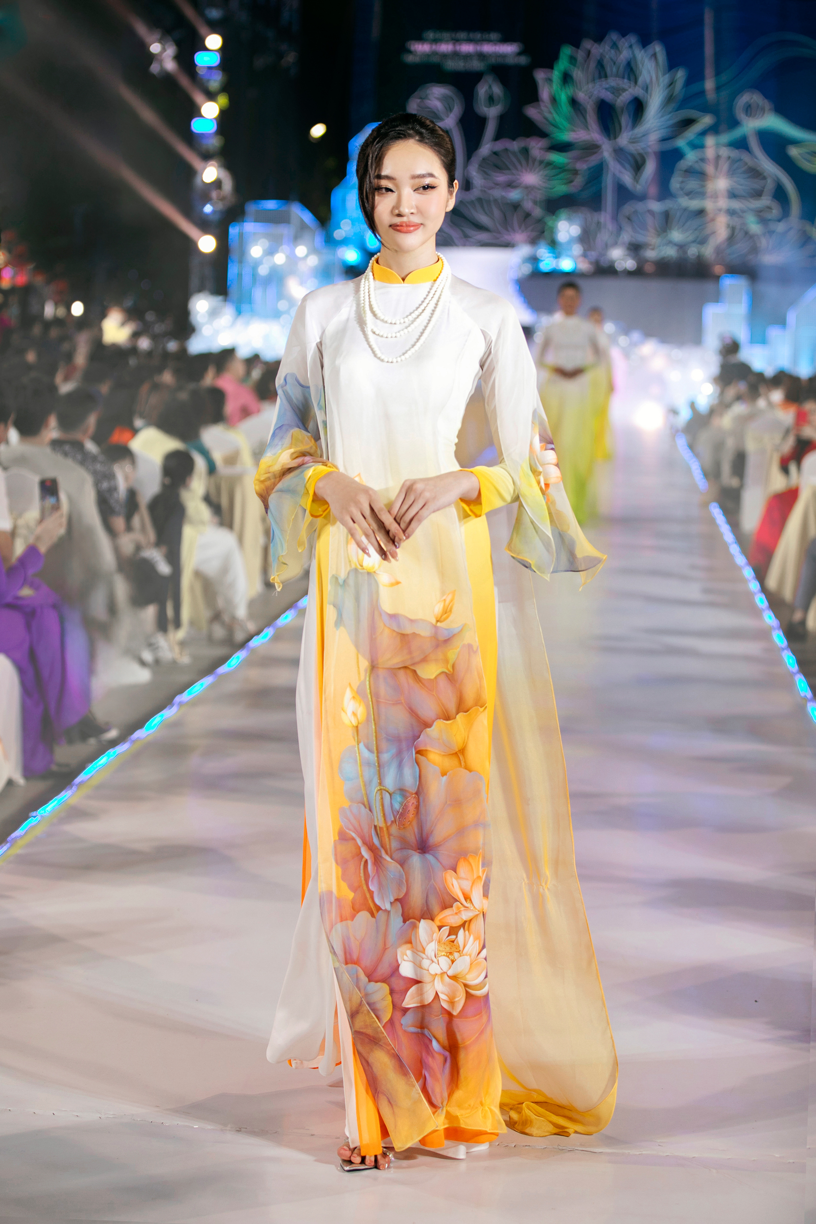 Hơn 10 hoa hậu, á hậu trình diễn bộ sưu tập áo dài mới của Trung Đinh- Ảnh 10.