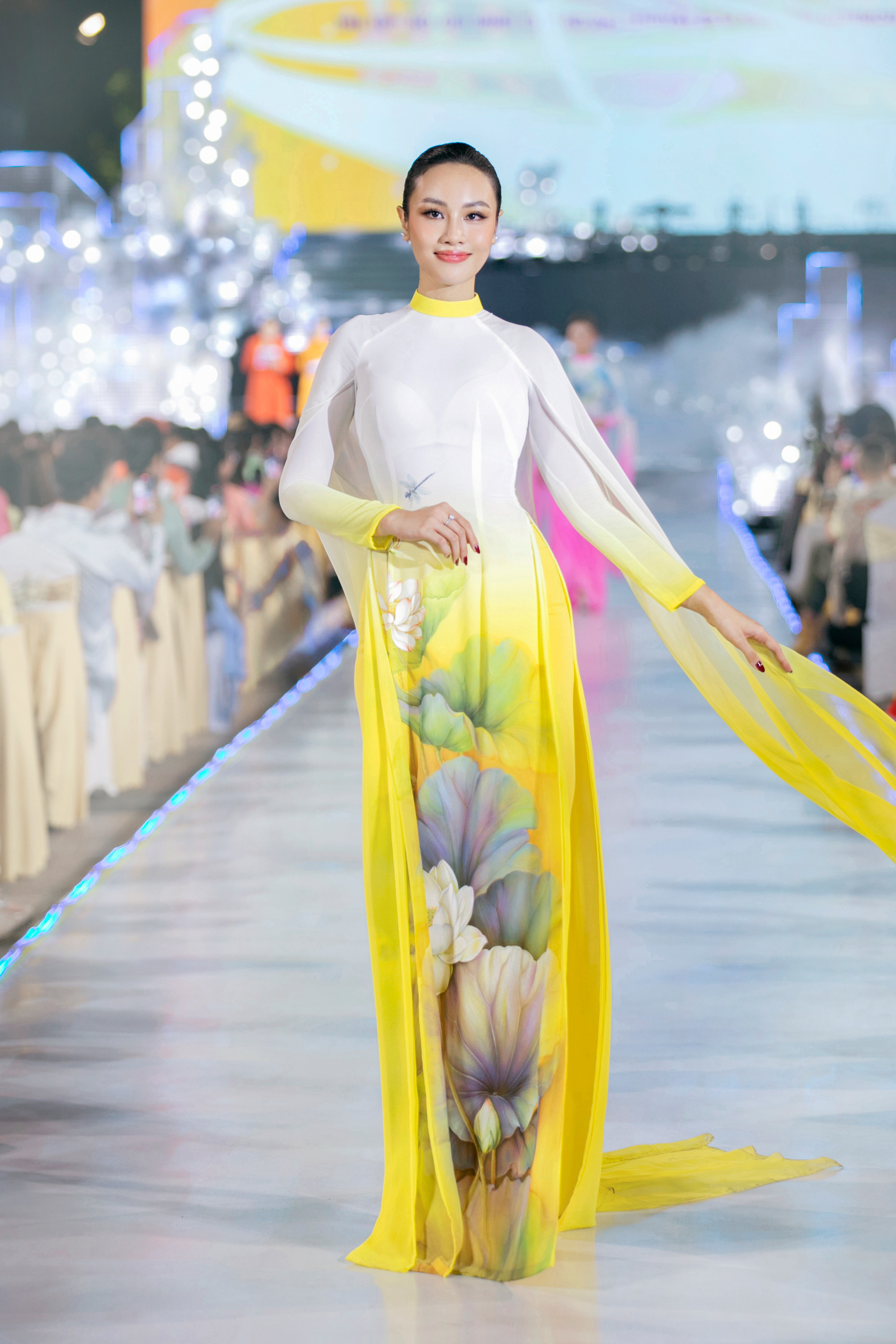 Hơn 10 hoa hậu, á hậu trình diễn bộ sưu tập áo dài mới của Trung Đinh- Ảnh 15.