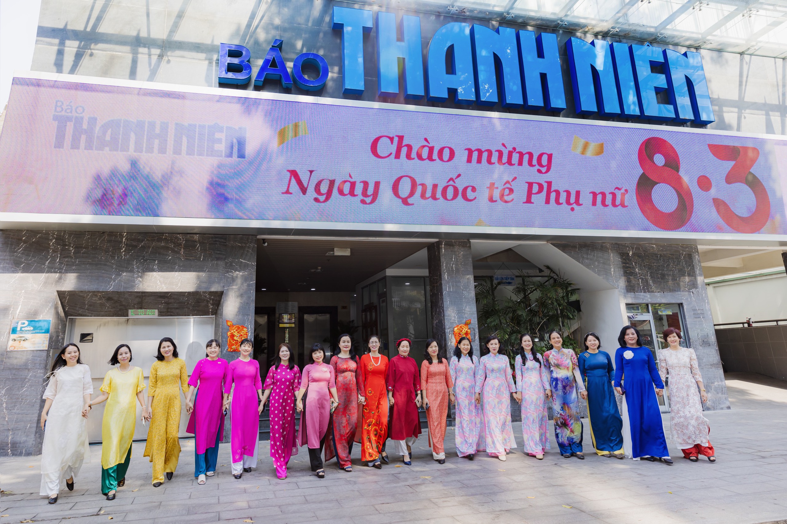 Phụ nữ làm báo duyên dáng, thướt tha áo dài trong ngày Quốc tế phụ nữ 8.3- Ảnh 9.