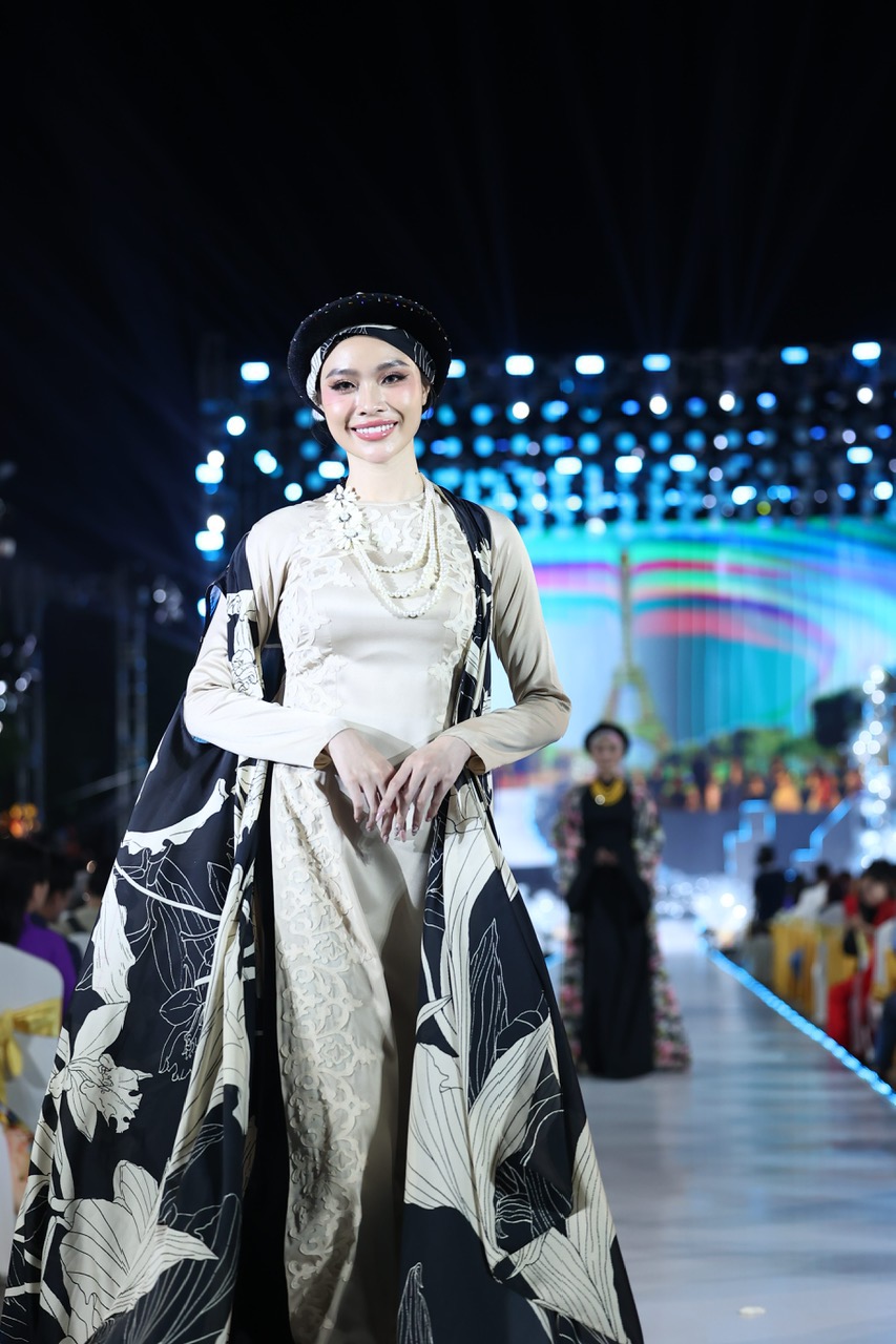 Hoa hậu Thu Uyên làm nàng thơ Á Đông trong tà áo dài tơ lụa- Ảnh 8.