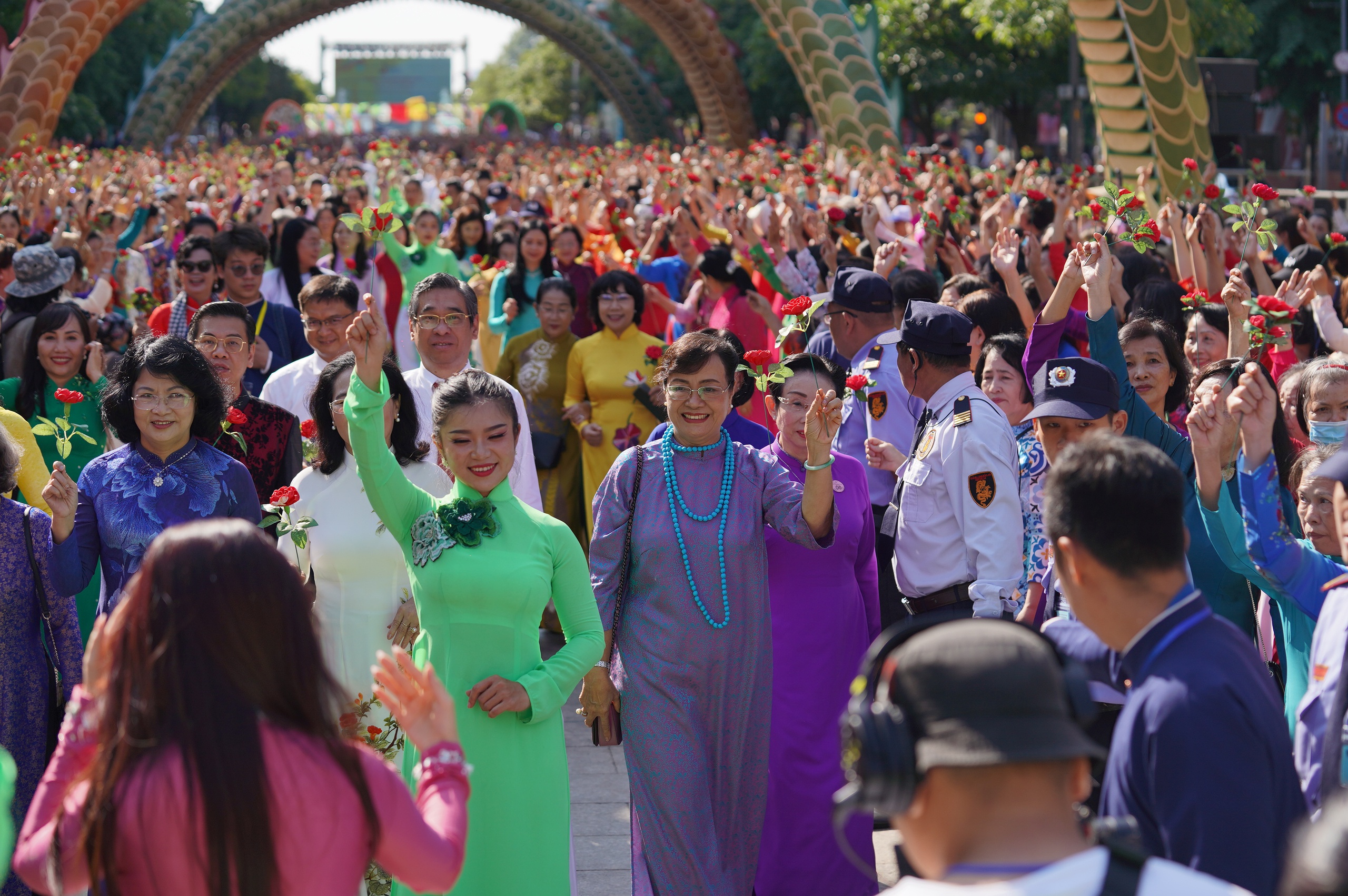 Hơn 5.000 người đồng diễn áo dài trên phố đi bộ Nguyễn Huệ ngày 8.3- Ảnh 9.