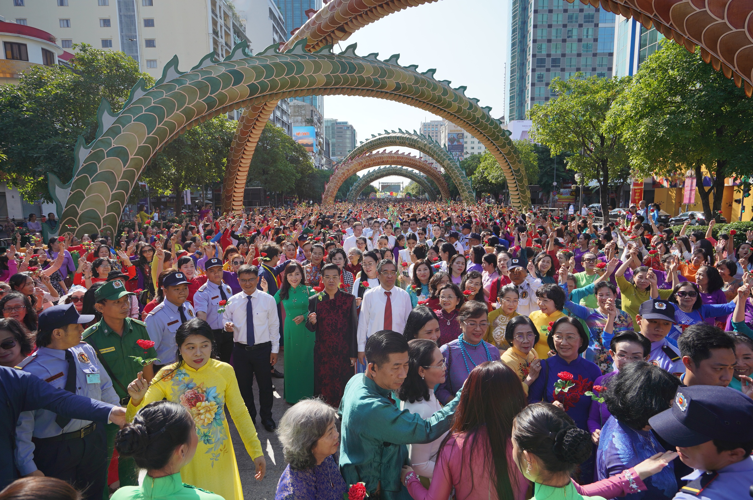 Hơn 5.000 người đồng diễn áo dài trên phố đi bộ Nguyễn Huệ ngày 8.3- Ảnh 5.