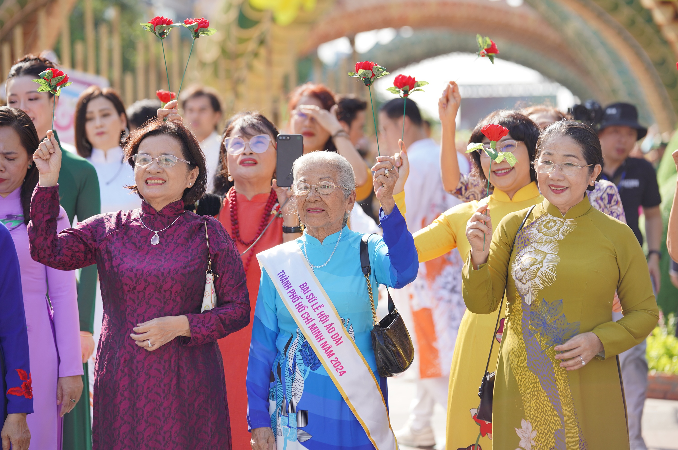 Hơn 5.000 người đồng diễn áo dài trên phố đi bộ Nguyễn Huệ ngày 8.3- Ảnh 3.