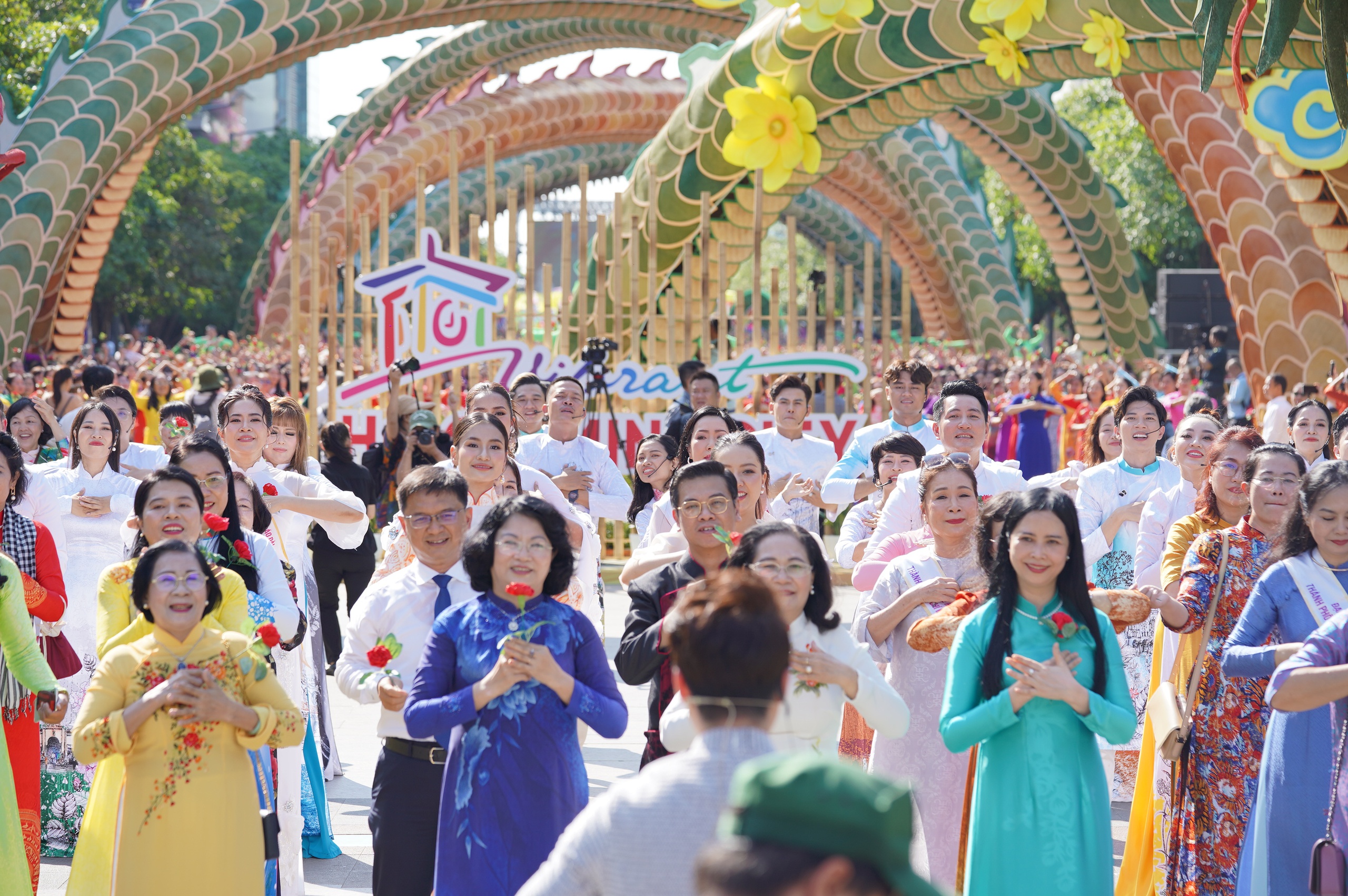 Hơn 5.000 người đồng diễn áo dài trên phố đi bộ Nguyễn Huệ ngày 8.3- Ảnh 8.