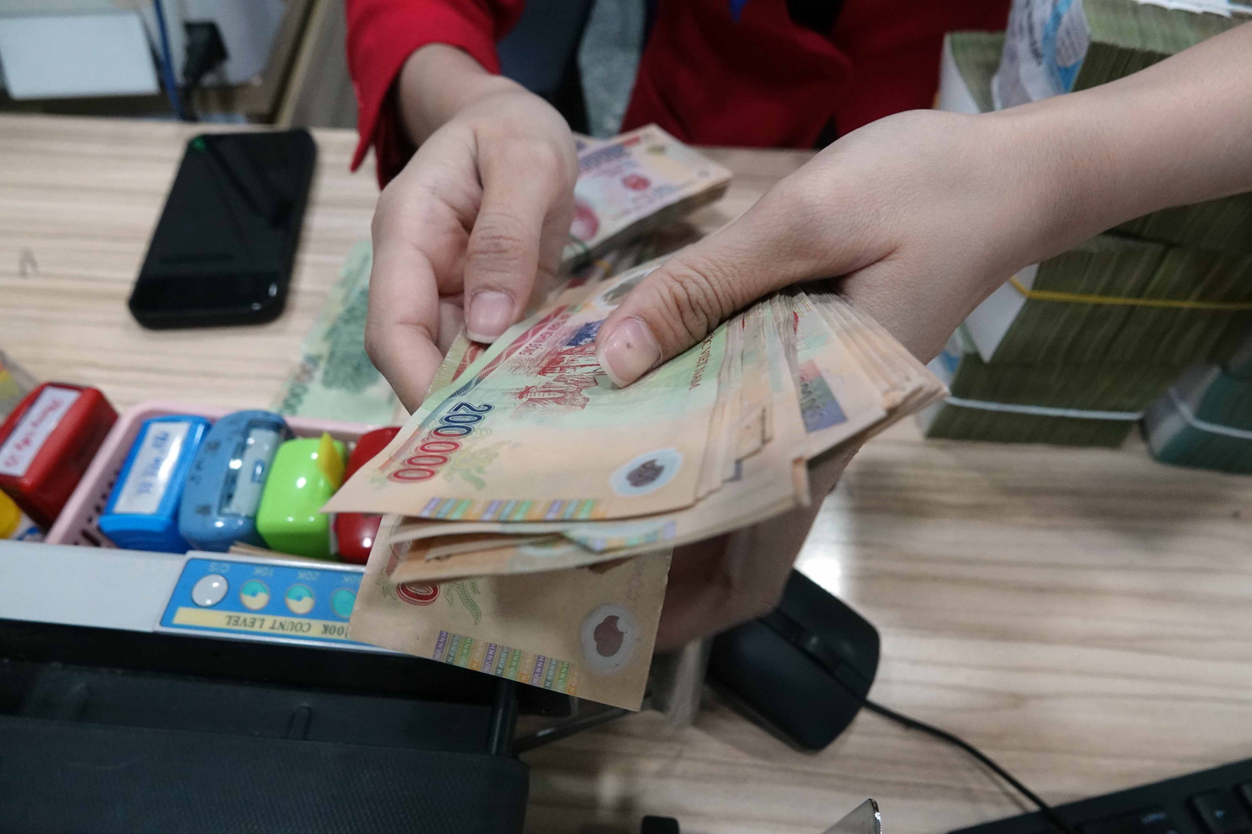 Ngân hàng 'chơi lớn' tặng thêm tiền cho khách hàng liên kết tài khoản trên VNeID- Ảnh 1. Ngân hàng 'chơi lớn' tặng thêm tiền cho khách hàng liên kết tài khoản trên VNeID- Ảnh 1.