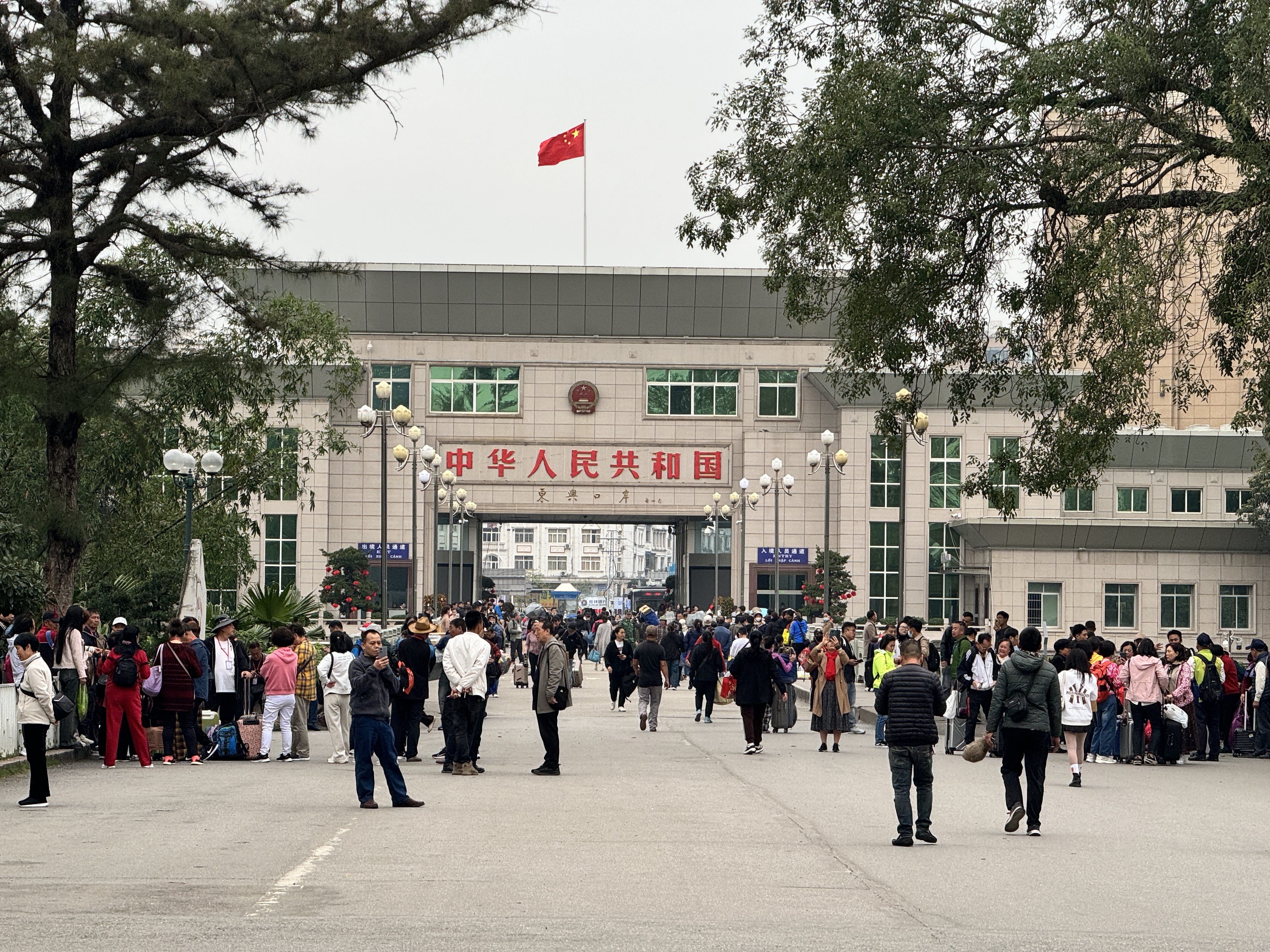 Hàng vạn khách Trung Quốc vào Việt Nam qua Cửa khẩu quốc tế Móng Cái- Ảnh 3.
