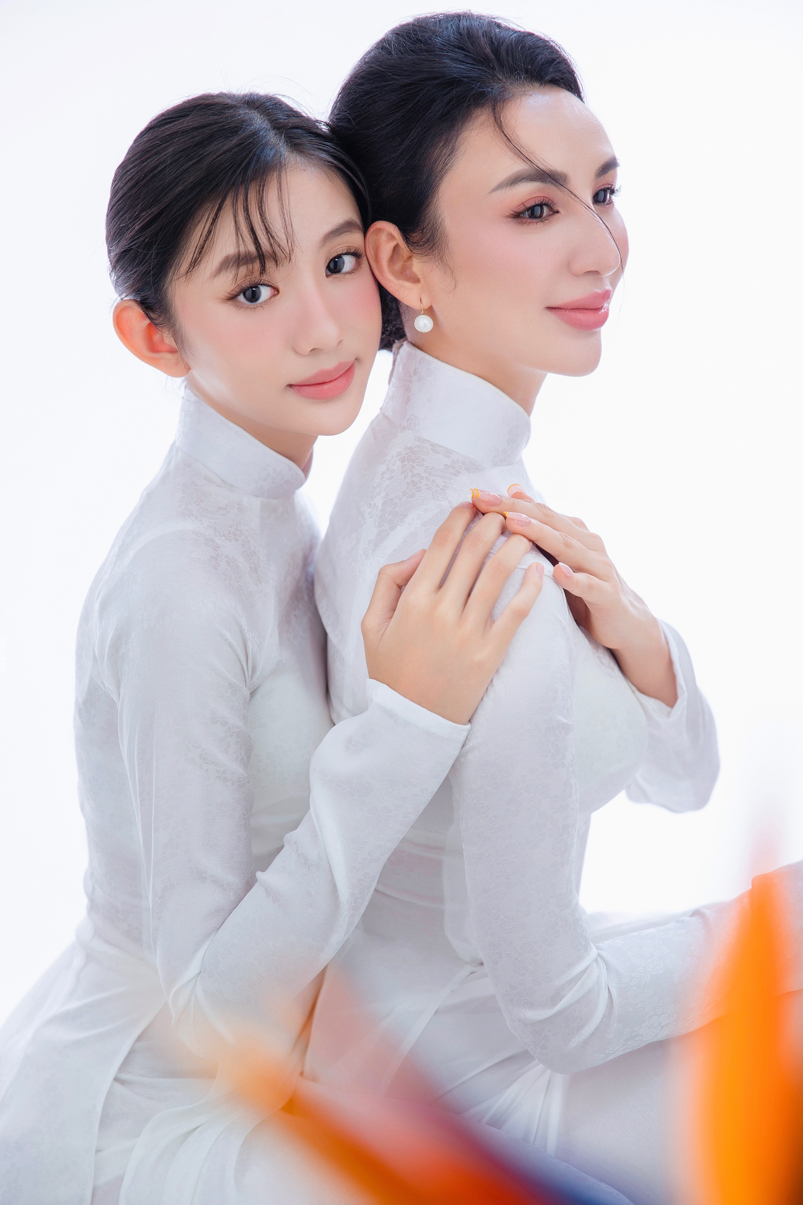Con gái cao 1,7m của Hoa hậu Ngọc Diễm diện áo dài đọ sắc cùng mẹ- Ảnh 2.