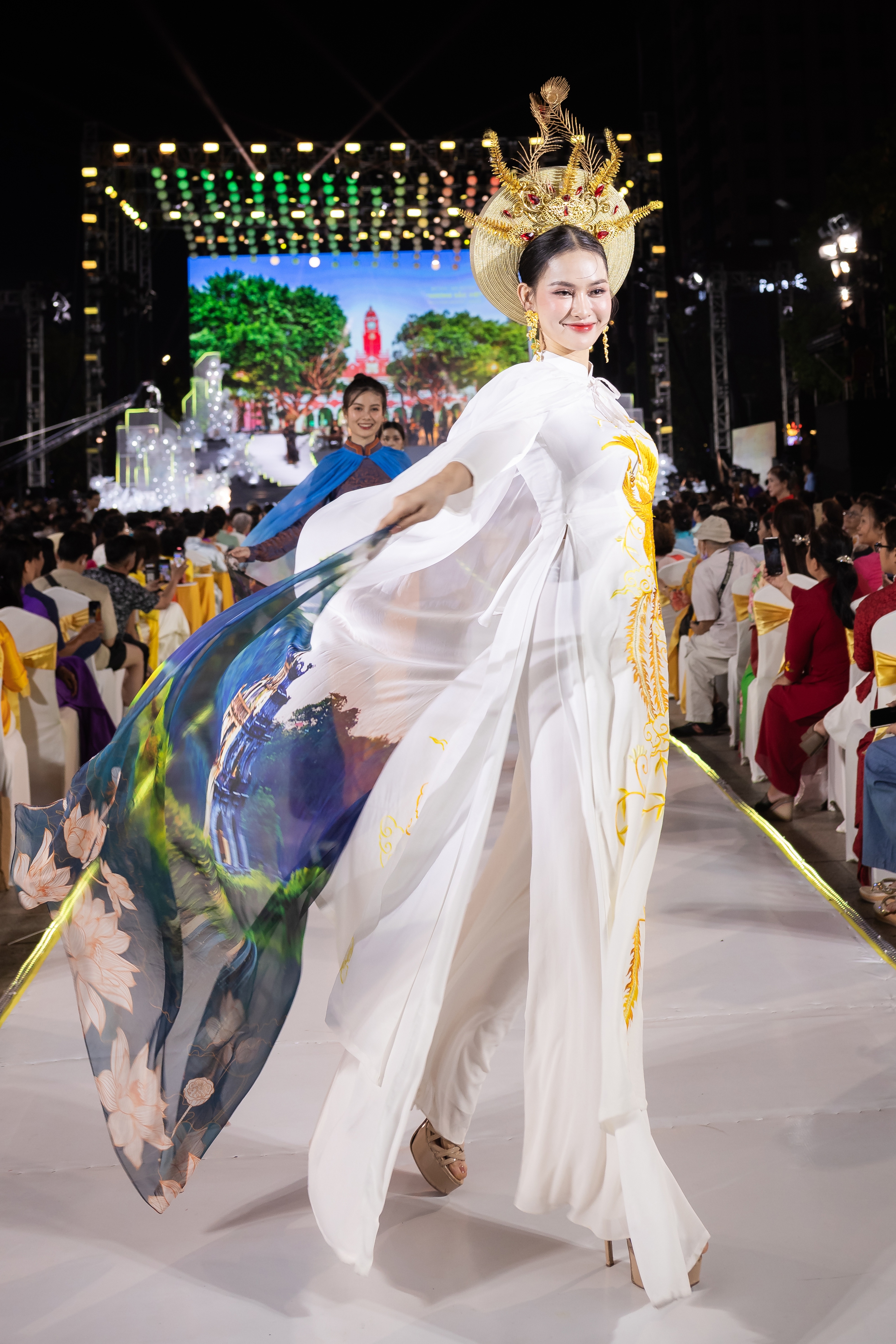 Hoa hậu Tiểu Vy: Nỗ lực mang áo dài và hình ảnh phụ nữ Việt ra thế giới- Ảnh 9.