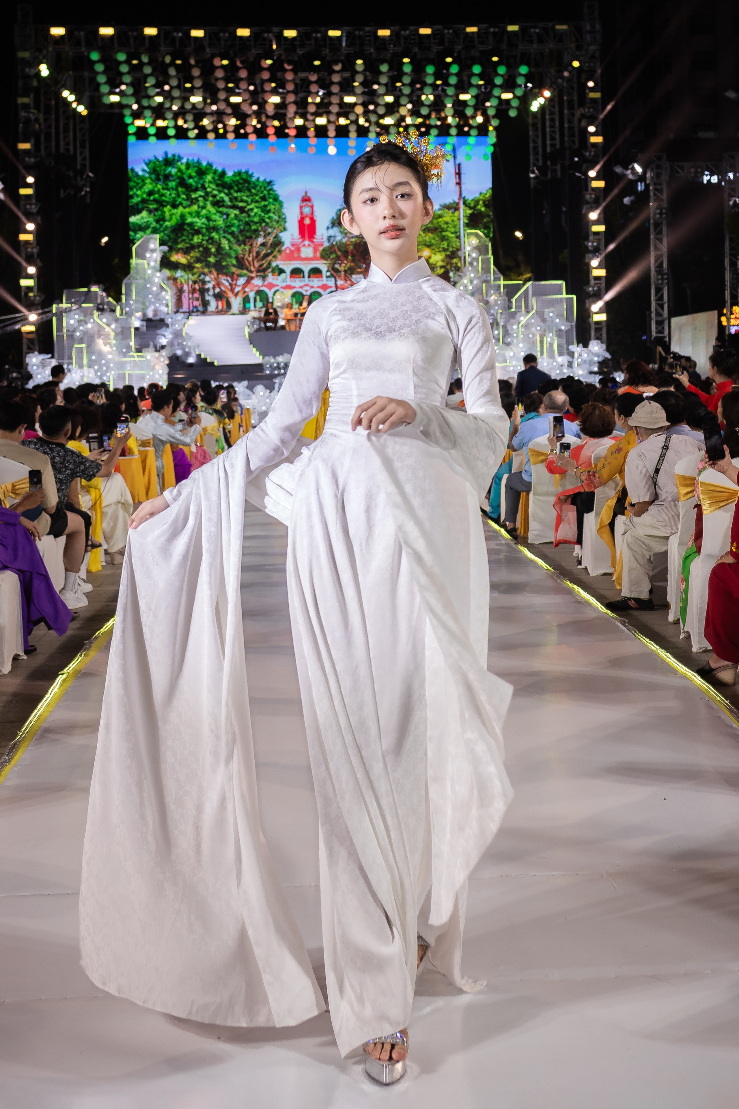 Hoa hậu Tiểu Vy: Nỗ lực mang áo dài và hình ảnh phụ nữ Việt ra thế giới- Ảnh 10.