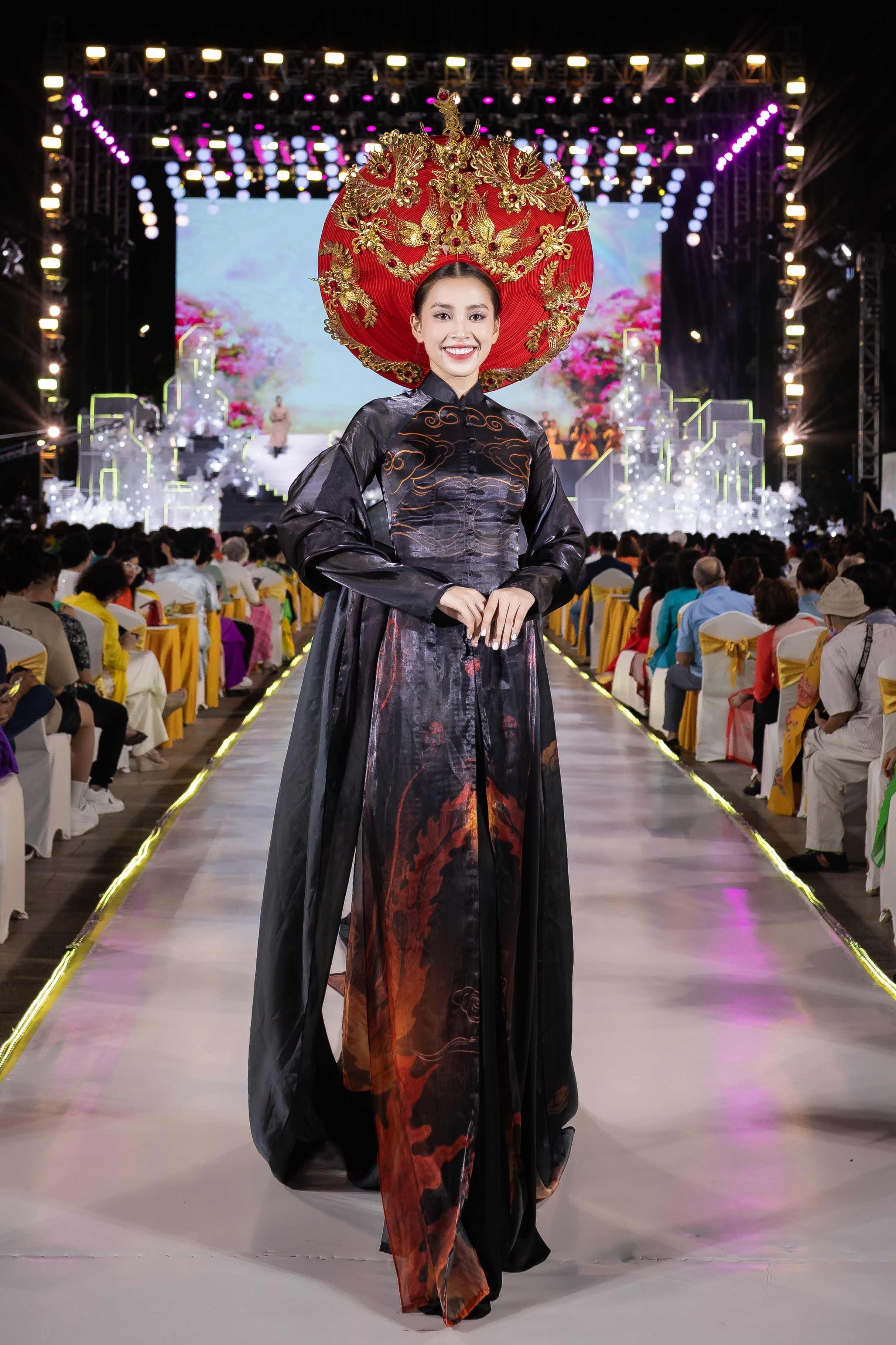 Hoa hậu Tiểu Vy: Nỗ lực mang áo dài và hình ảnh phụ nữ Việt ra thế giới- Ảnh 2.