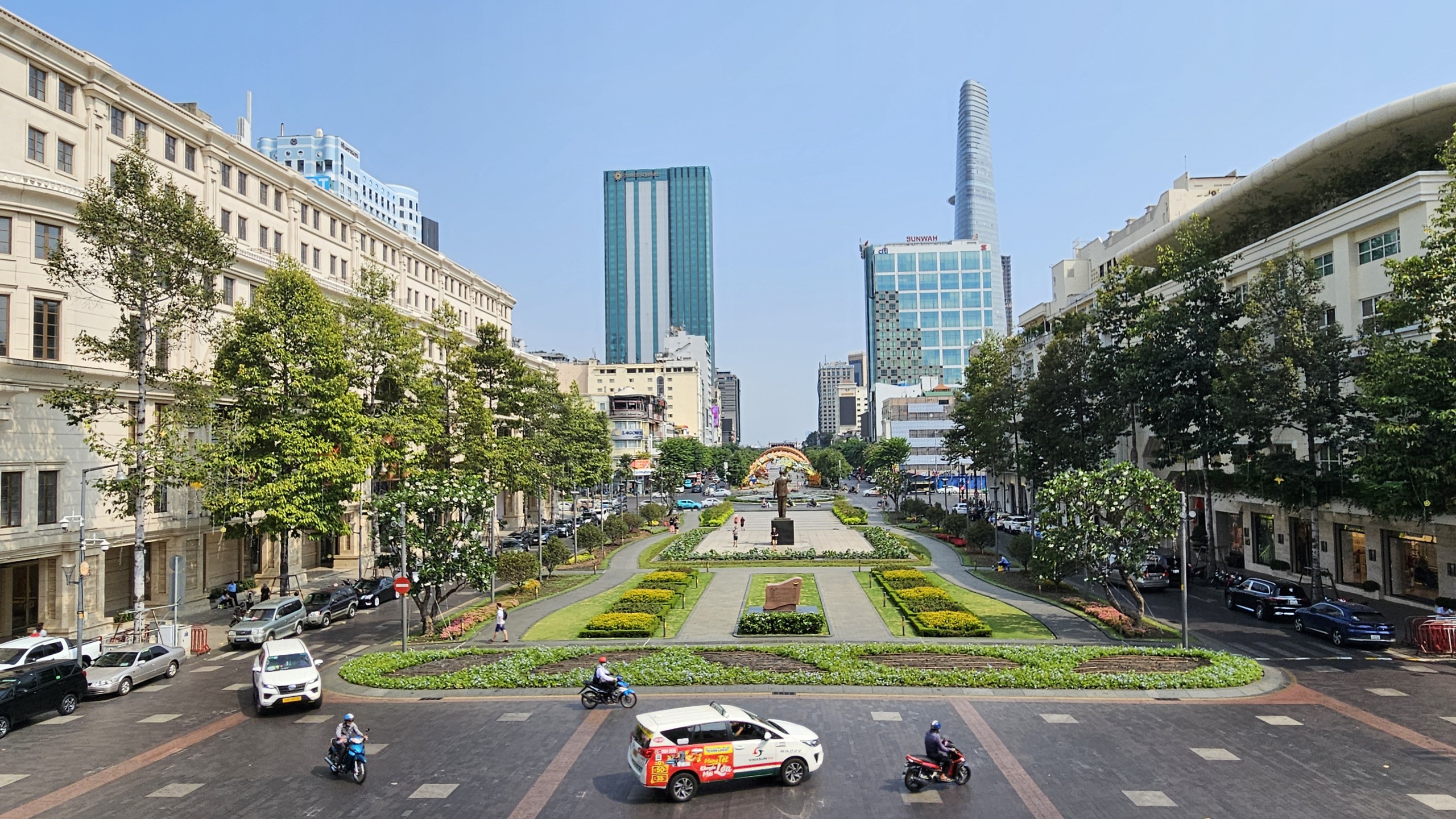 Công viên tượng đài Chủ tịch Hồ Chí Minh trước UBND TP.HCM thay 'áo mới' đẹp hơn- Ảnh 2.