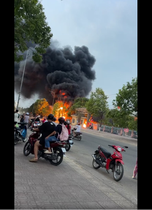 Bình Thuận: Cháy lớn trong khuôn viên trụ sở Công an H.Tánh Linh- Ảnh 1.