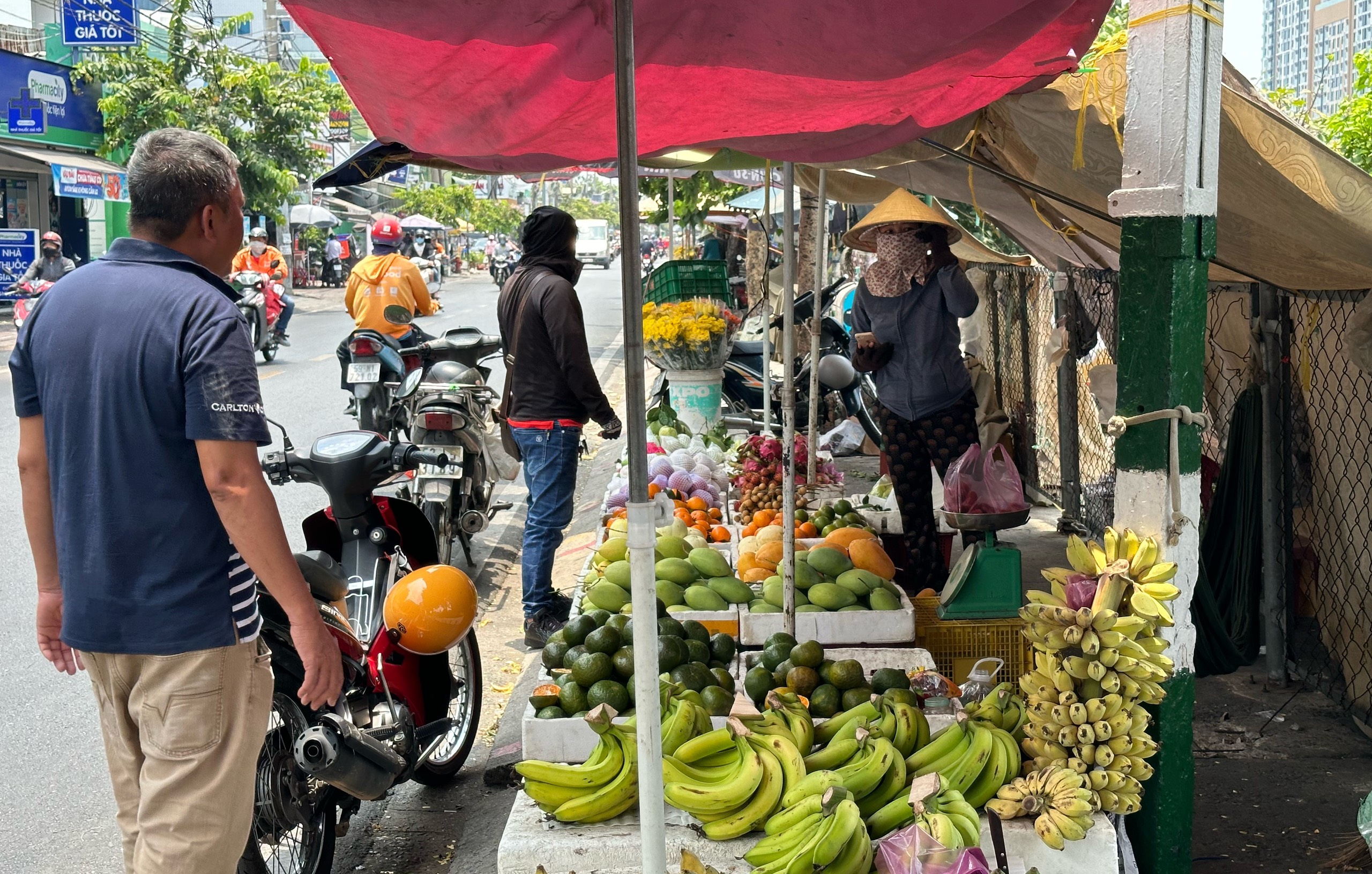 Thương hồ mưu sinh bằng nghể bán trái cây