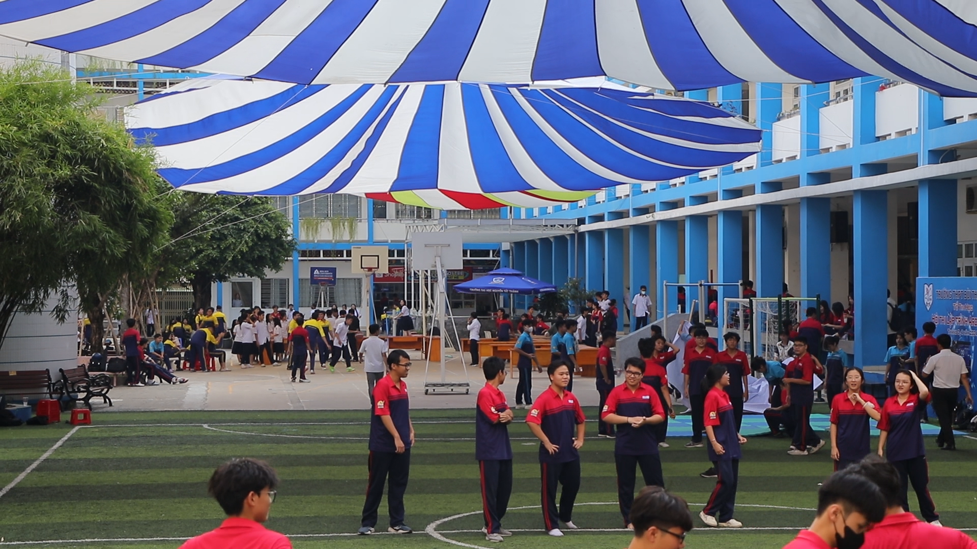 Trường THPT Bùi Thị Xuân (quận 1, TP.HCM) lắp thêm dù dưới sân để ứng phó với nắng nóng.