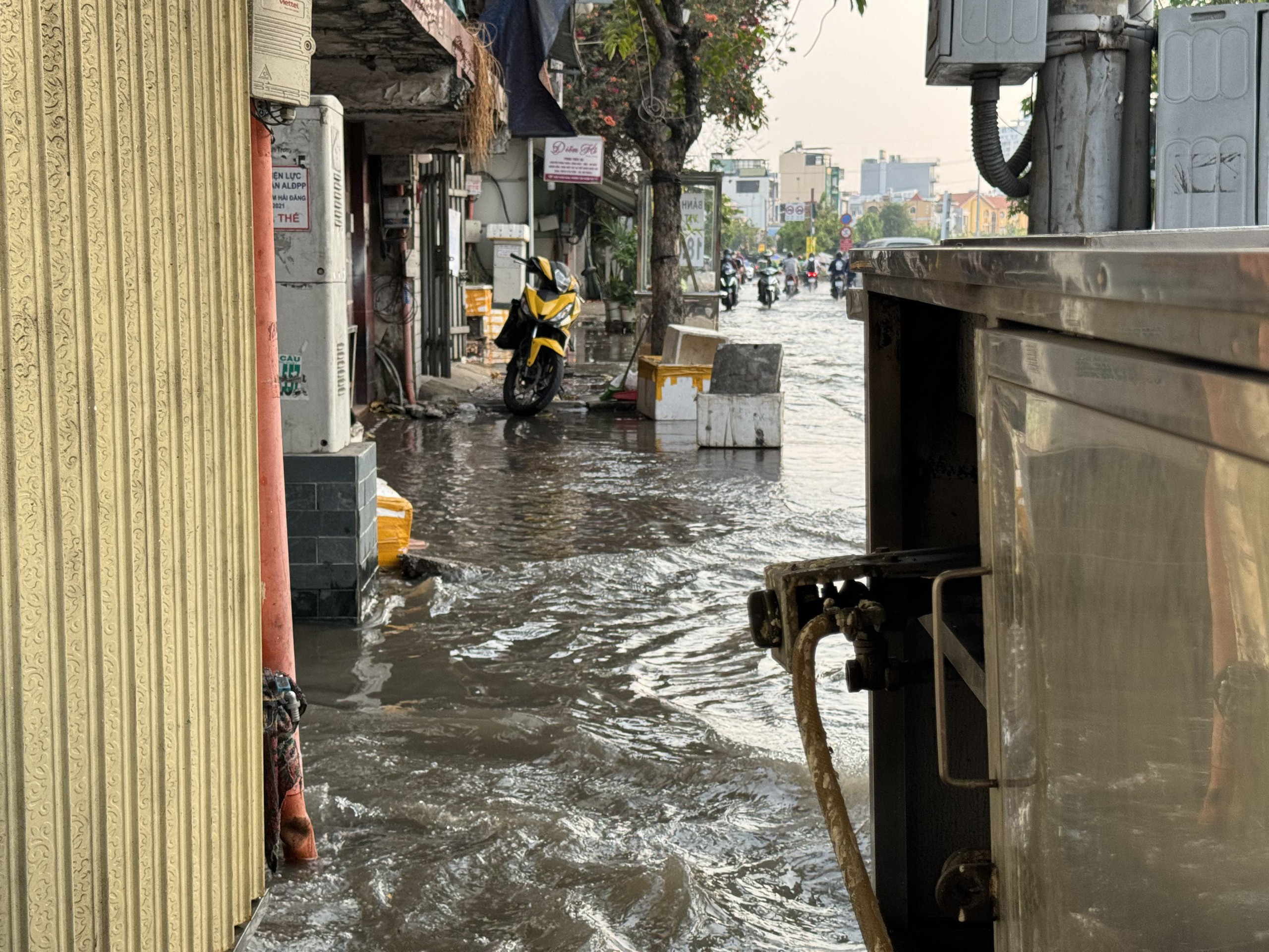 Nước tràn vào các con hẻm