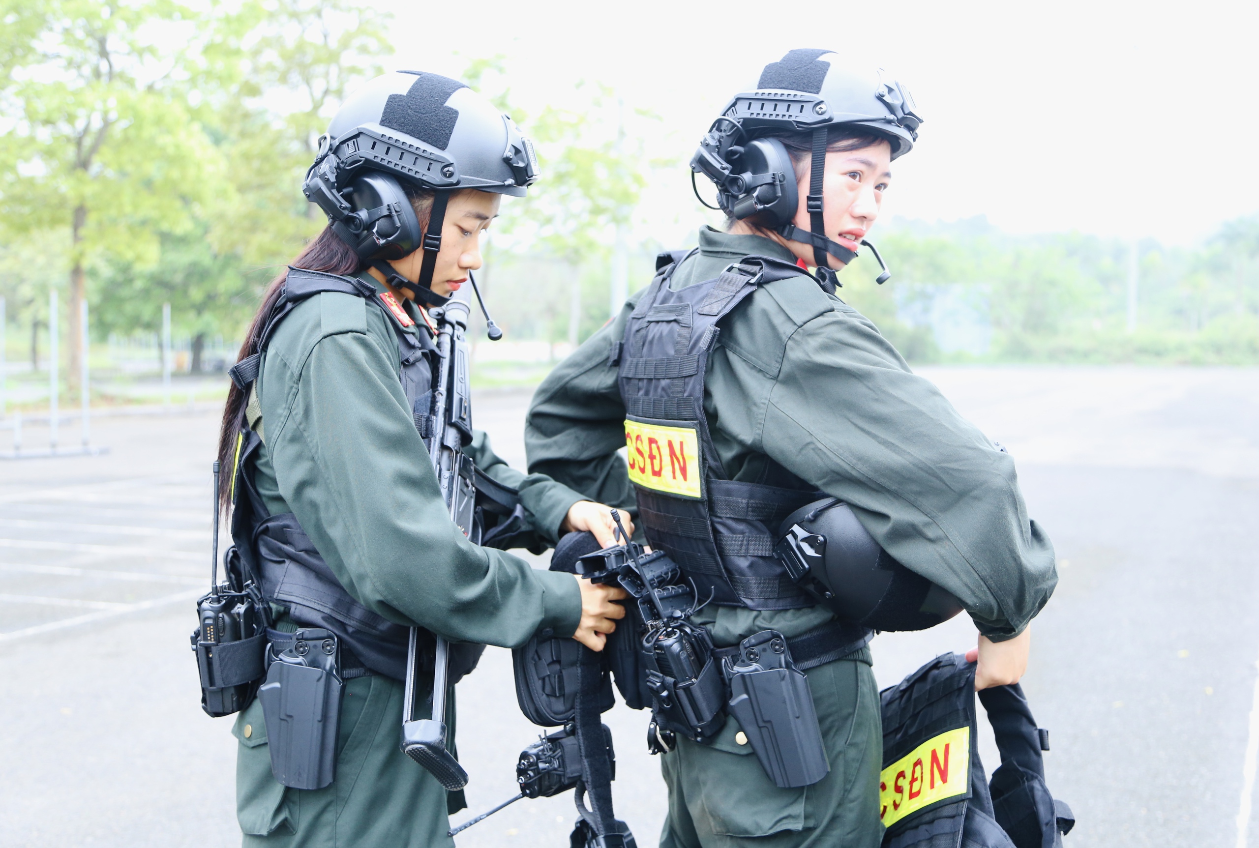 Những ‘bông hồng’ cảnh sát đặc nhiệm miệt mài luyện tập chuẩn bị cho 2 sự kiện trọng đại- Ảnh 2.
