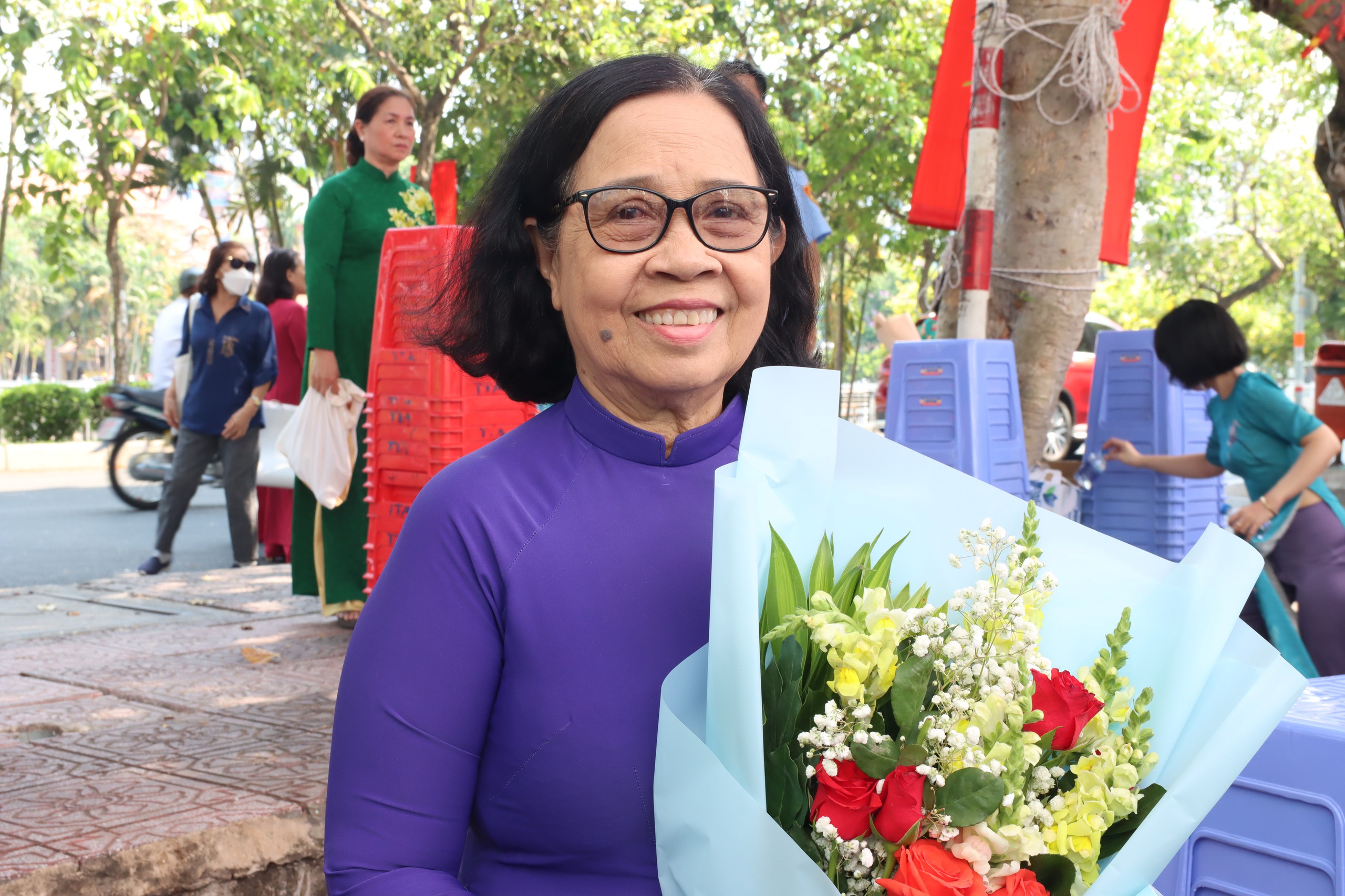 Sau khi nghỉ hưu, bà Nguyễn Thị Kim Hoa đã về làm việc tại khu phố từ năm 2008