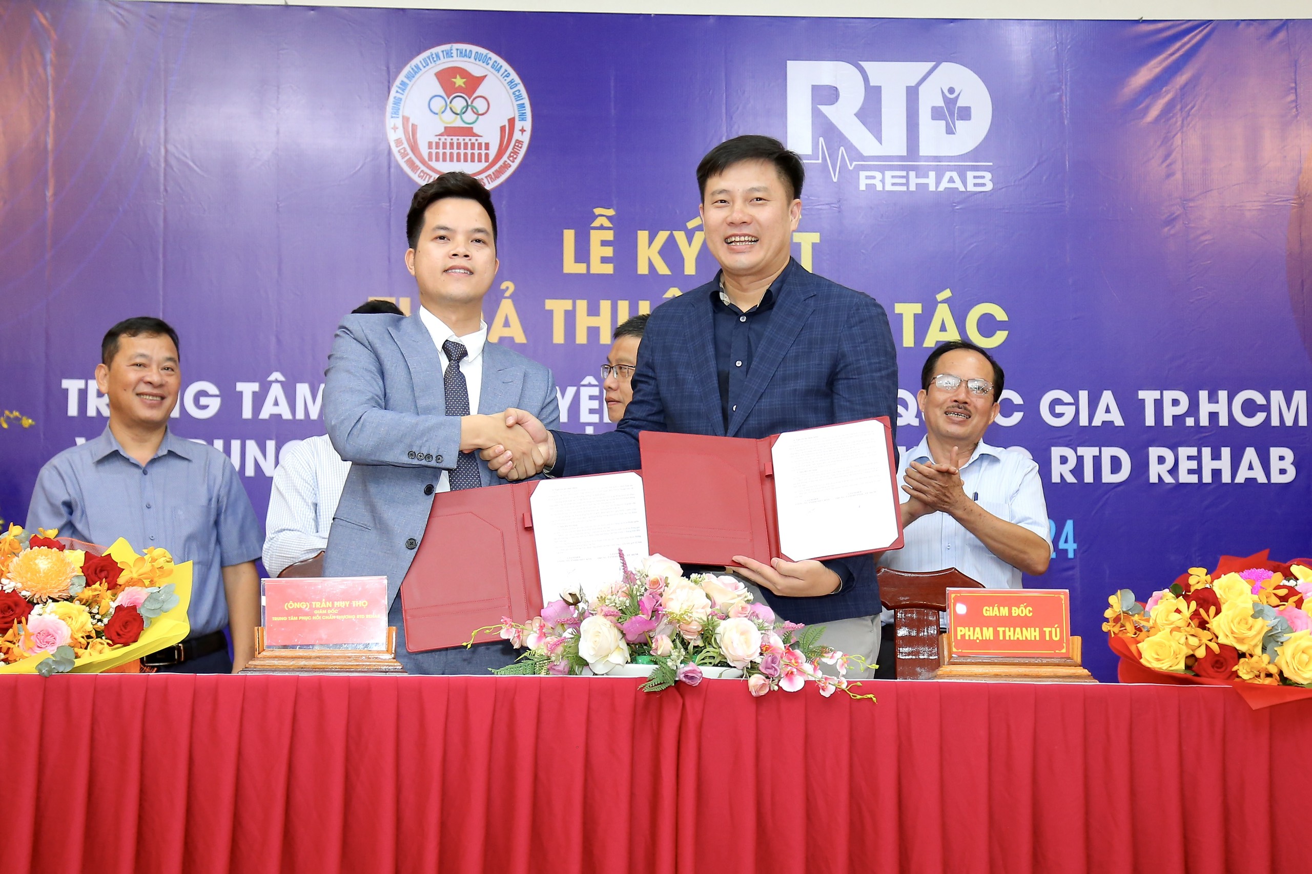 Giám đốc TTHL TTQG TP.HCM Phạm Thanh Tú hoàn tất ký kết với CEO & Founder RTD REHAB Trần Huy Thọ