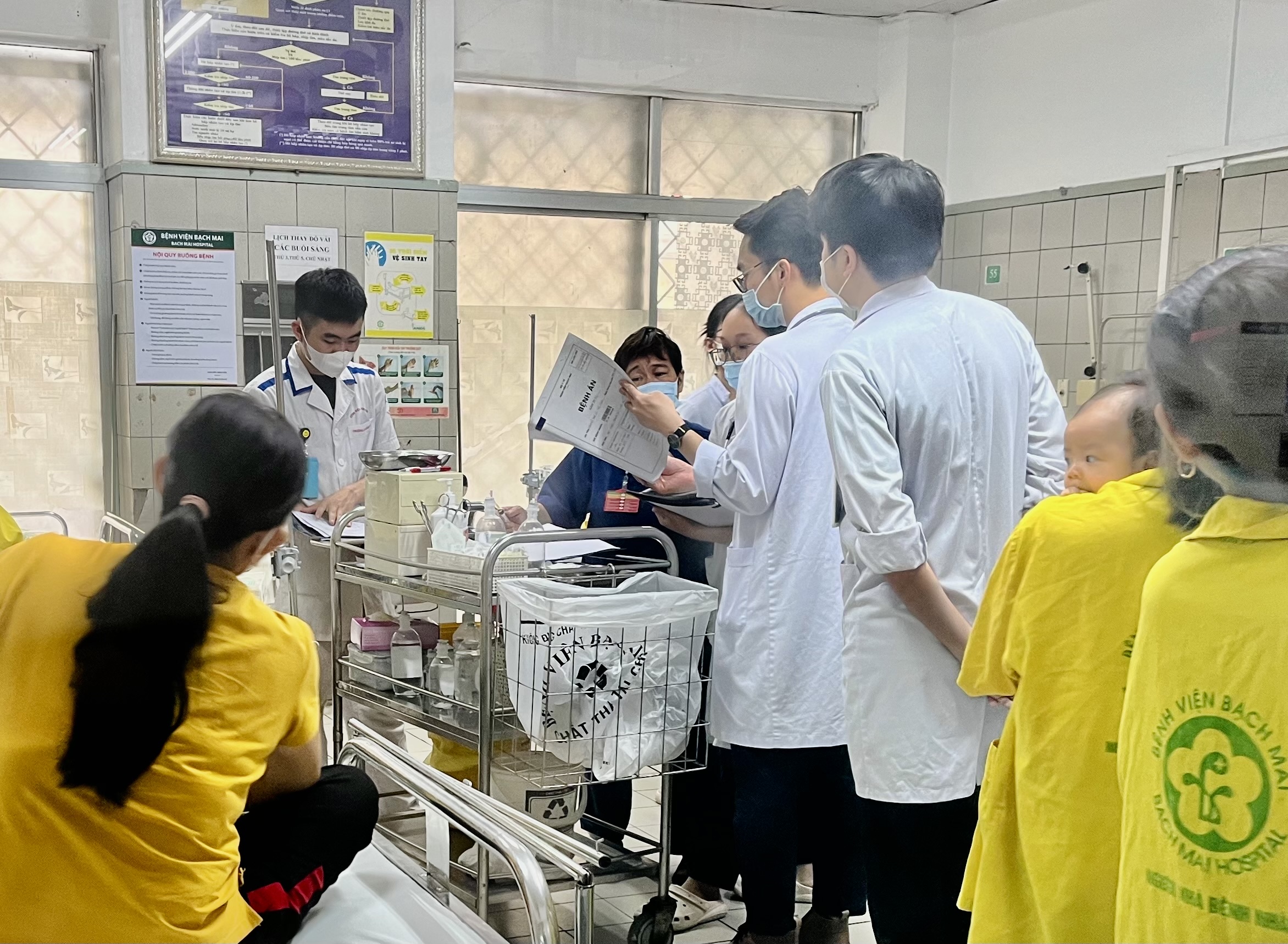 Nhận biết nguy cơ bệnh hen ở trẻ nhỏ- Ảnh 2. Các bác sĩ tại Trung tâm Nhi khoa, Bệnh viện Bạch Mai, thăm khám, đánh giá diễn biến sức khỏe cho các bệnh nhi