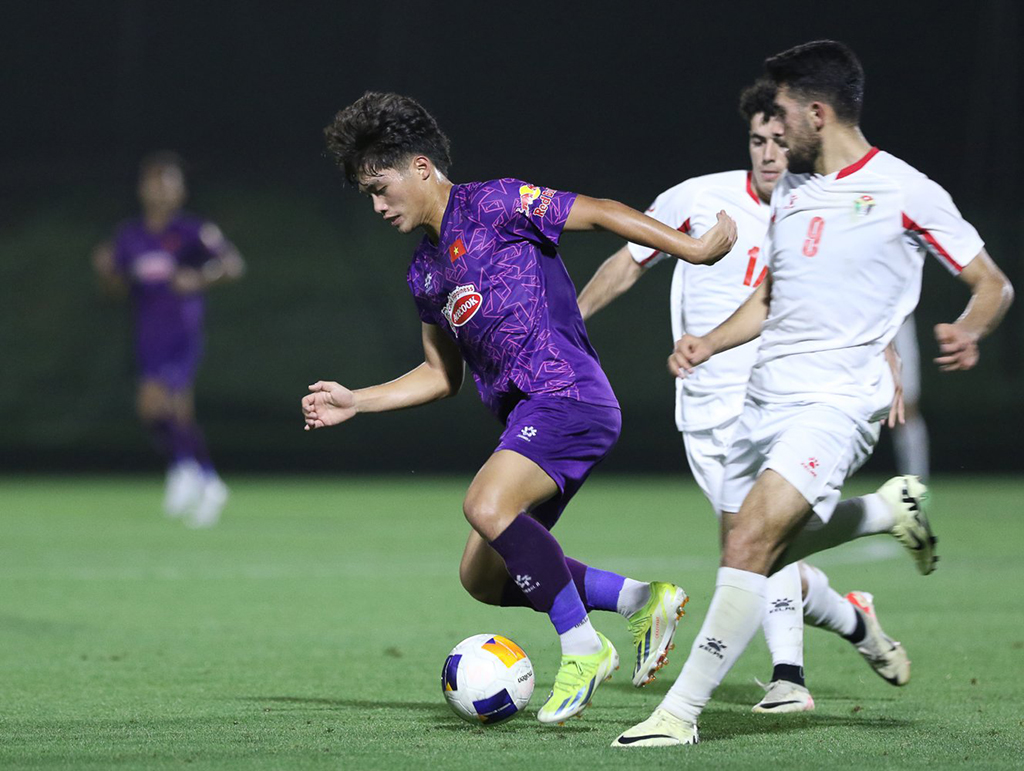 마지막 단계, 완벽한 라인업을 찾는 U.23 베트남 - 사진 2. Đội U.23 VN (trái) có trận giao hữu rất chất lượng trước thềm giải U.23 châu Á