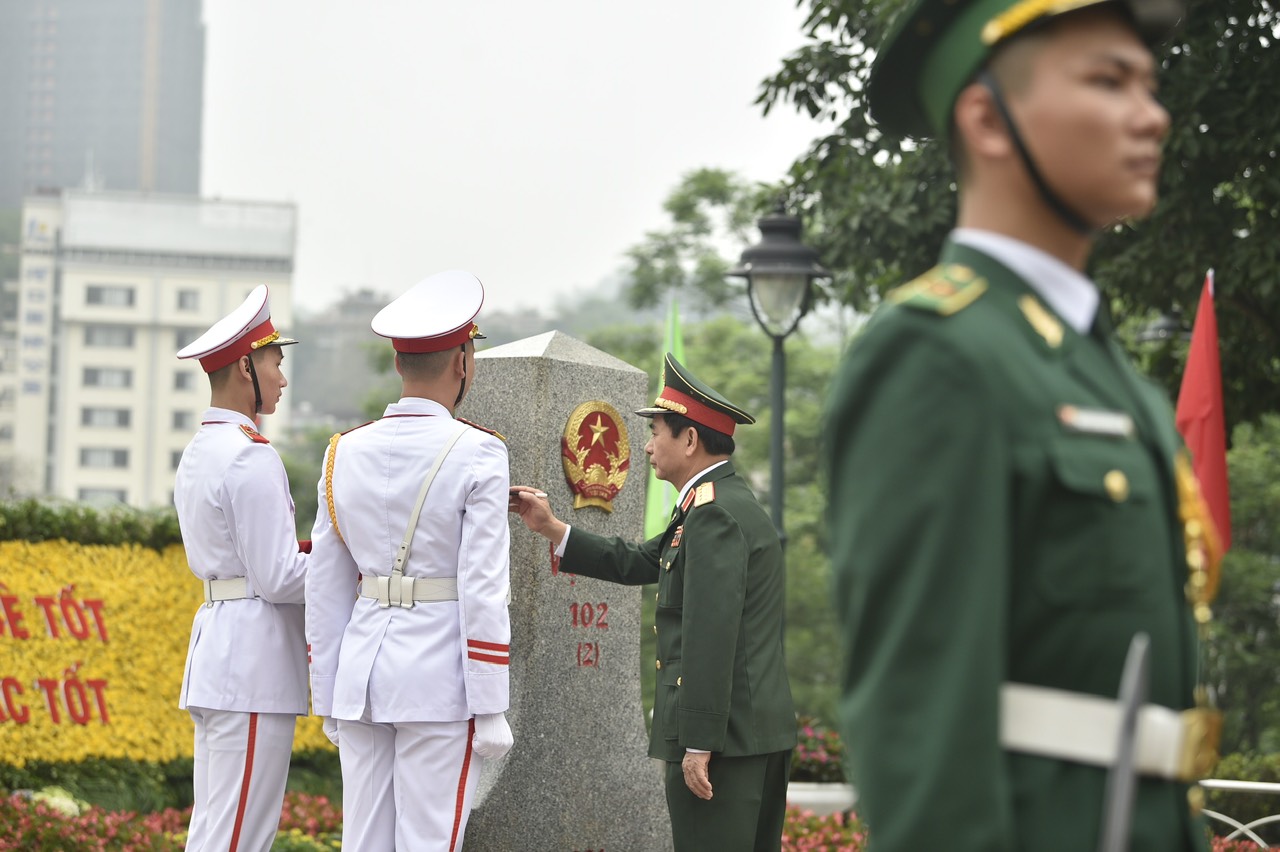 Đại tướng Phan Văn Giang tô son cột mốc biên giới chủ quyền 102 (2) bên phía Việt Nam dưới sự chứng kiến của thượng tướng Đổng Quân, Bộ trưởng Bộ Quốc phòng Trung Quốc