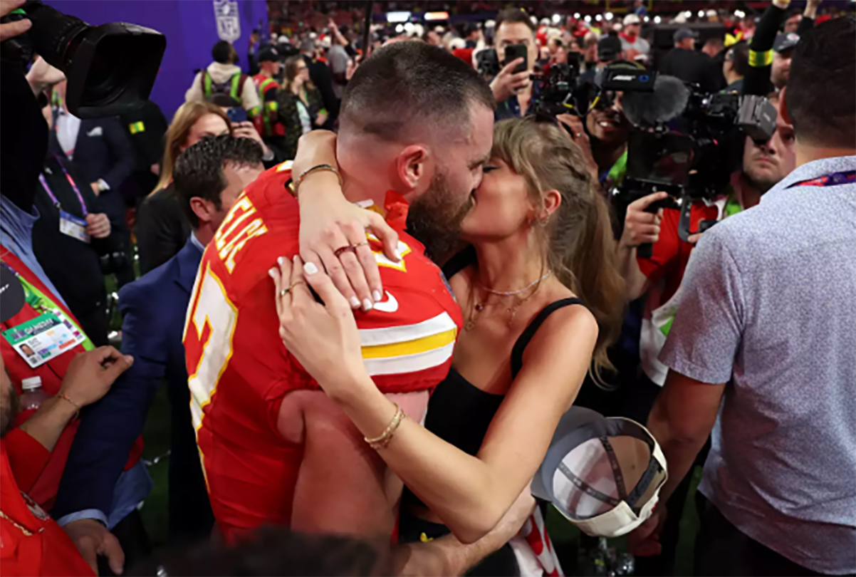 Cặp đôi thể hiện tình cảm sau trận đấu của Travis Kelce vào tháng 2.2024